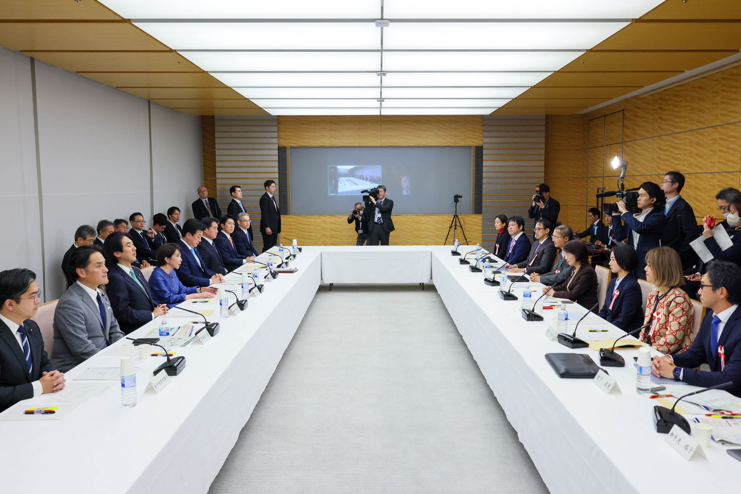 Prime Minister Takaichi wrapping up the meeting (5)