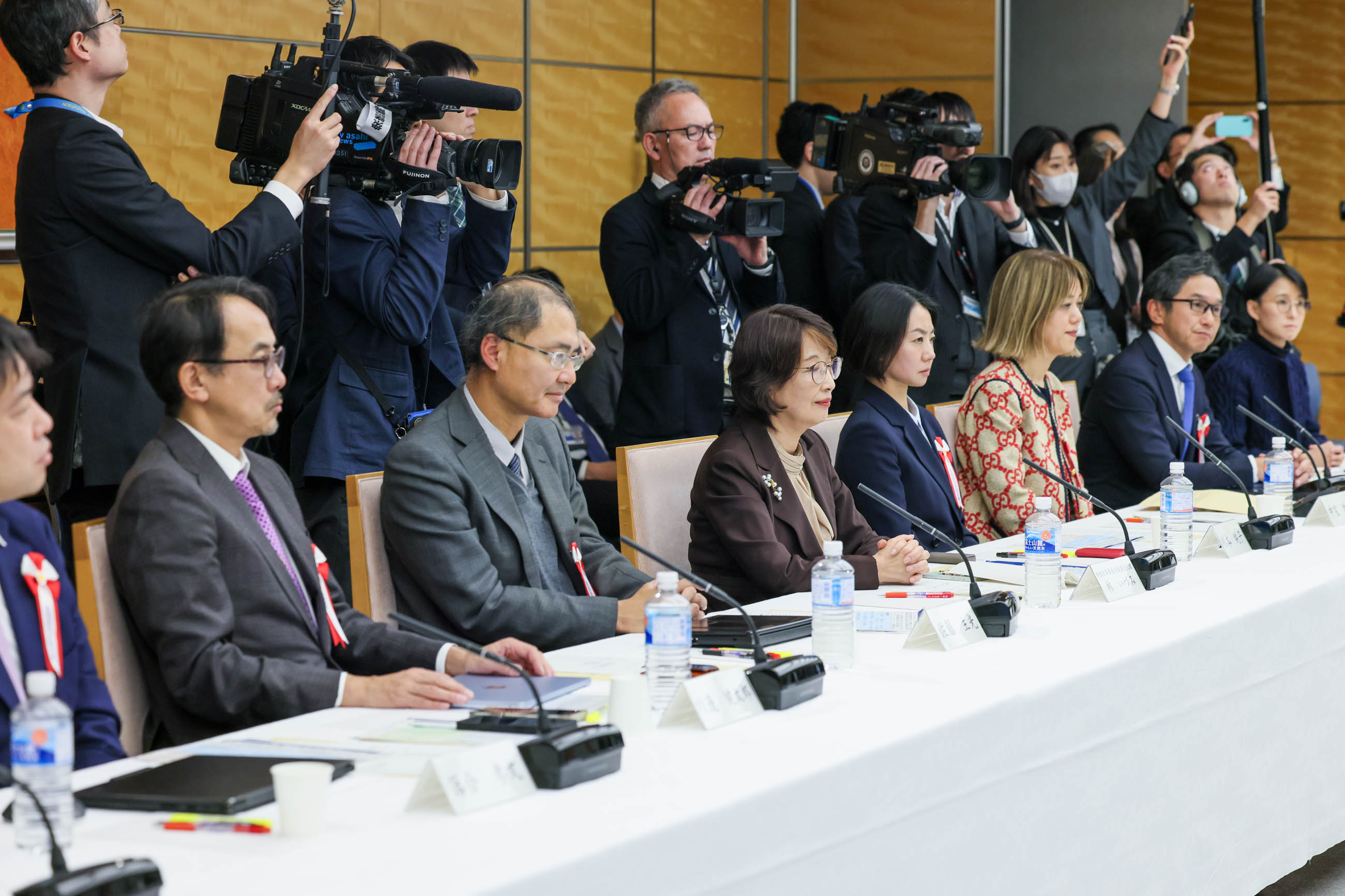 Prime Minister Takaichi wrapping up the meeting (6)