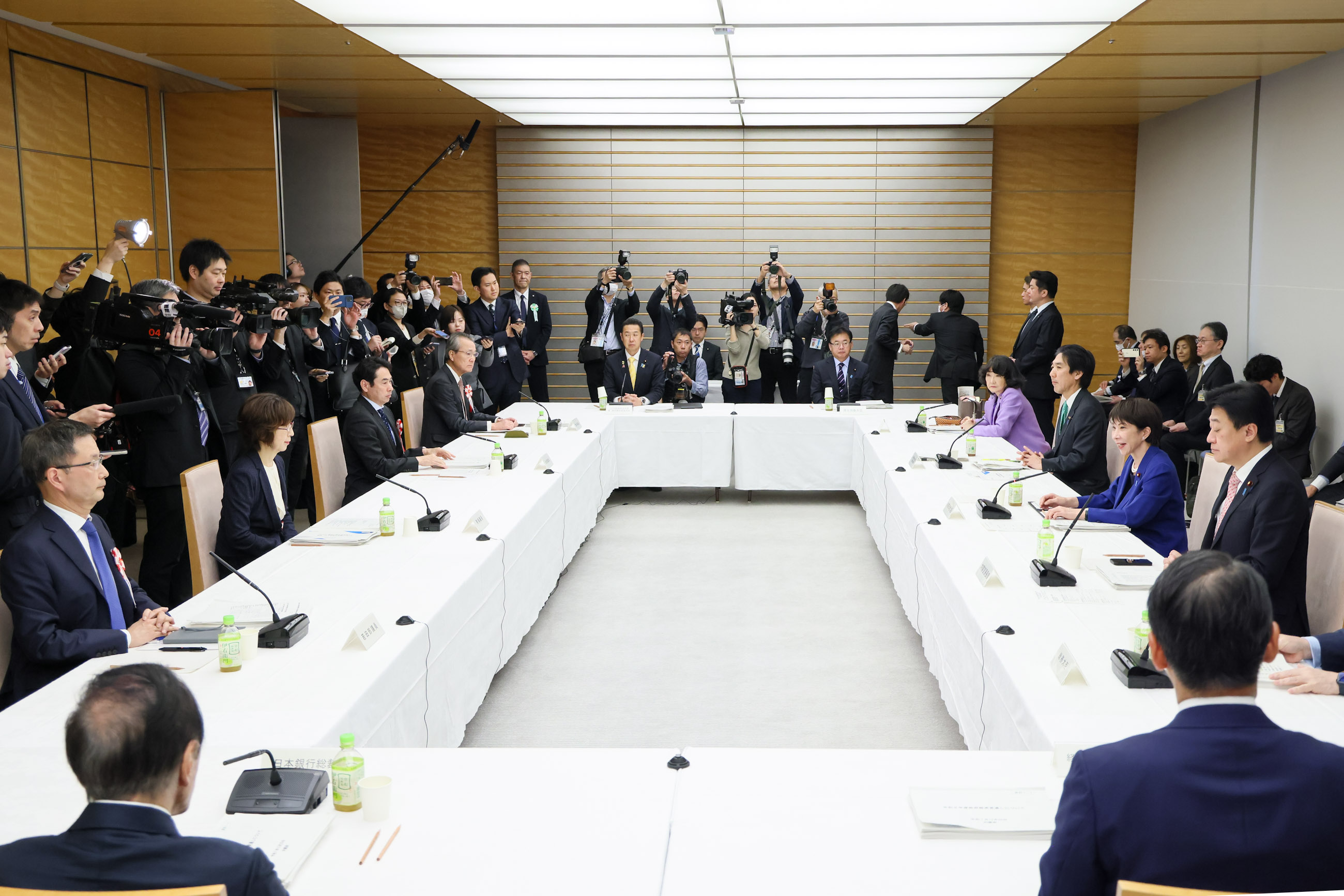 Prime Minister Takaichi wrapping up the meeting (2)