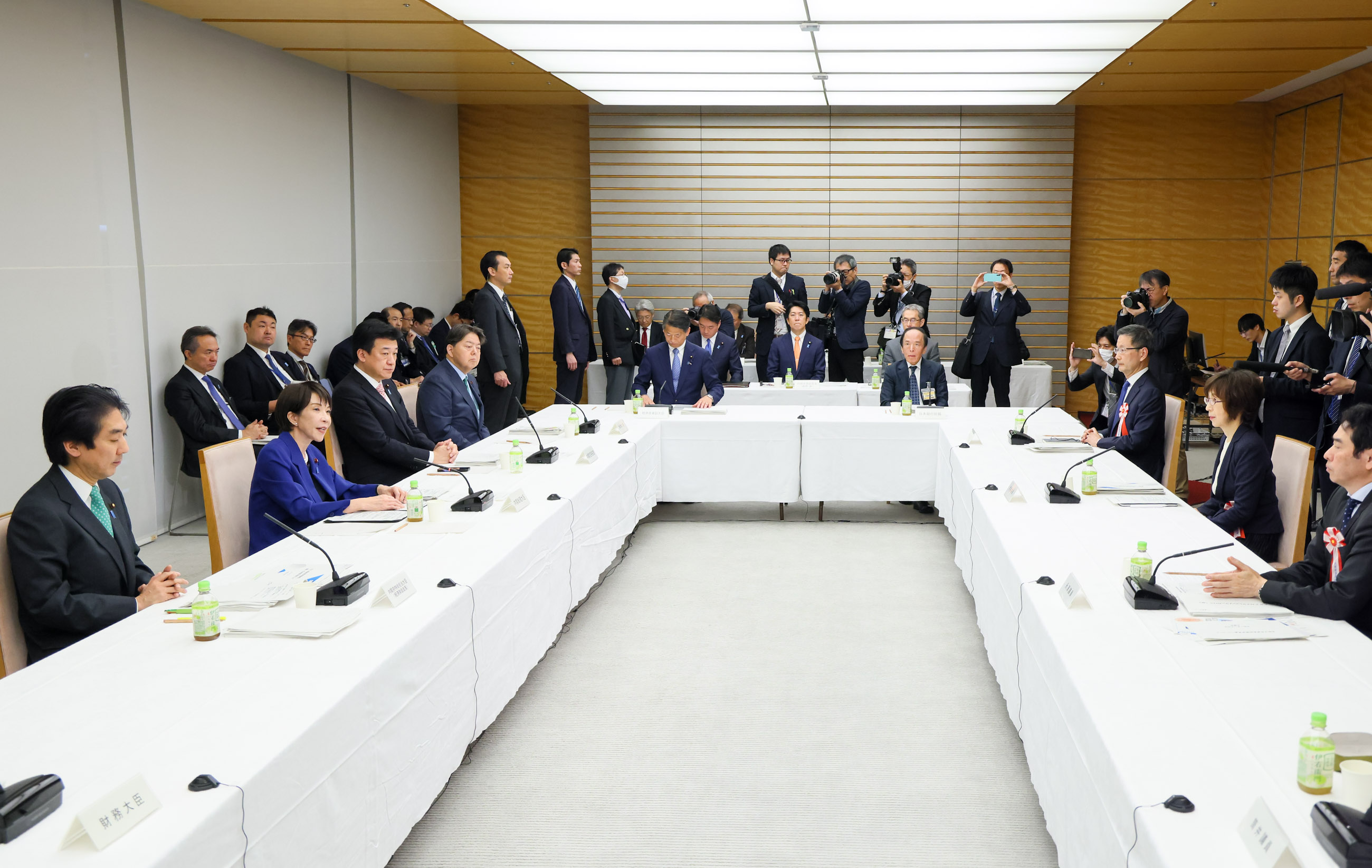Prime Minister Takaichi wrapping up the meeting (4)