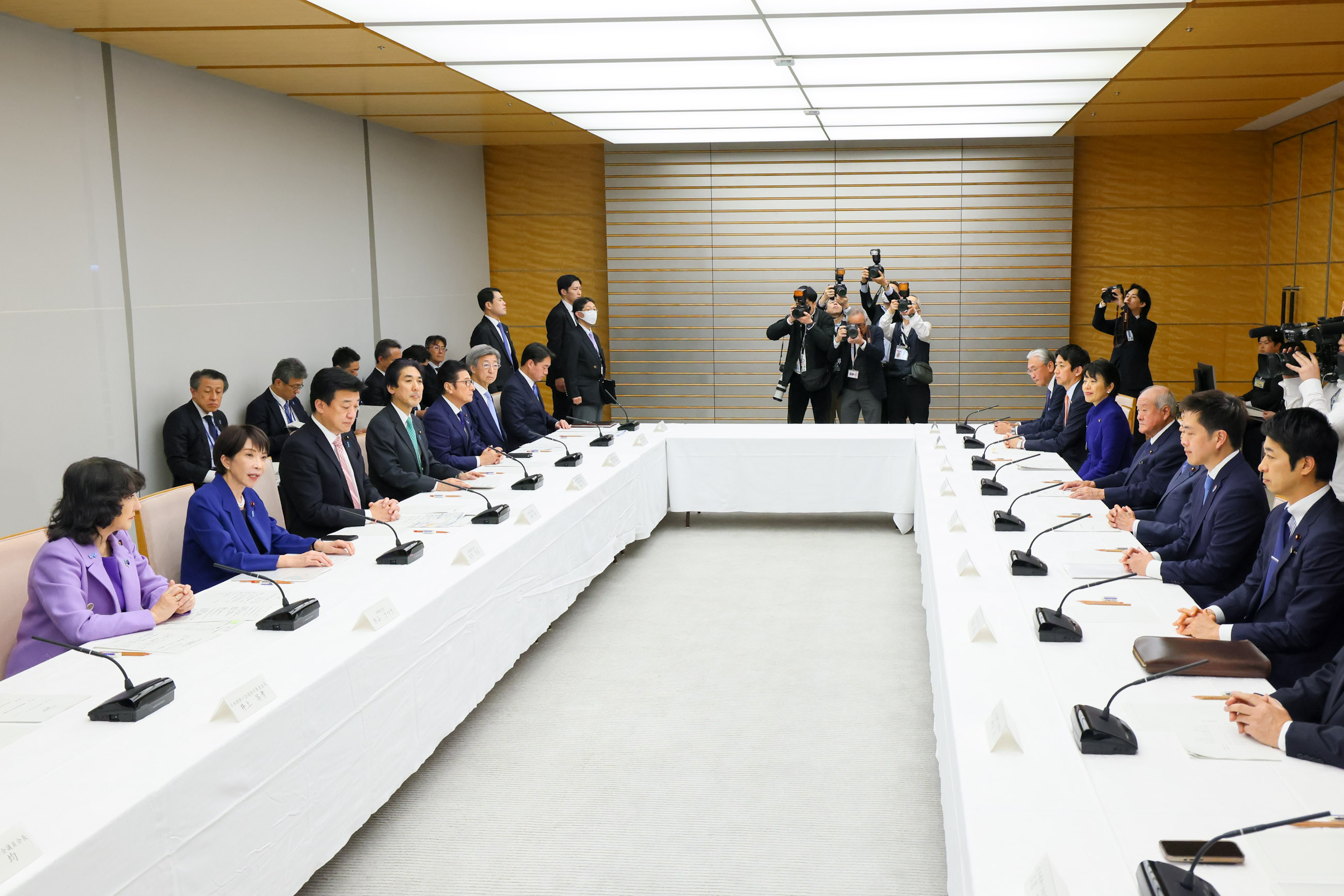 Prime Minister Takaichi wrapping up the meeting (2)