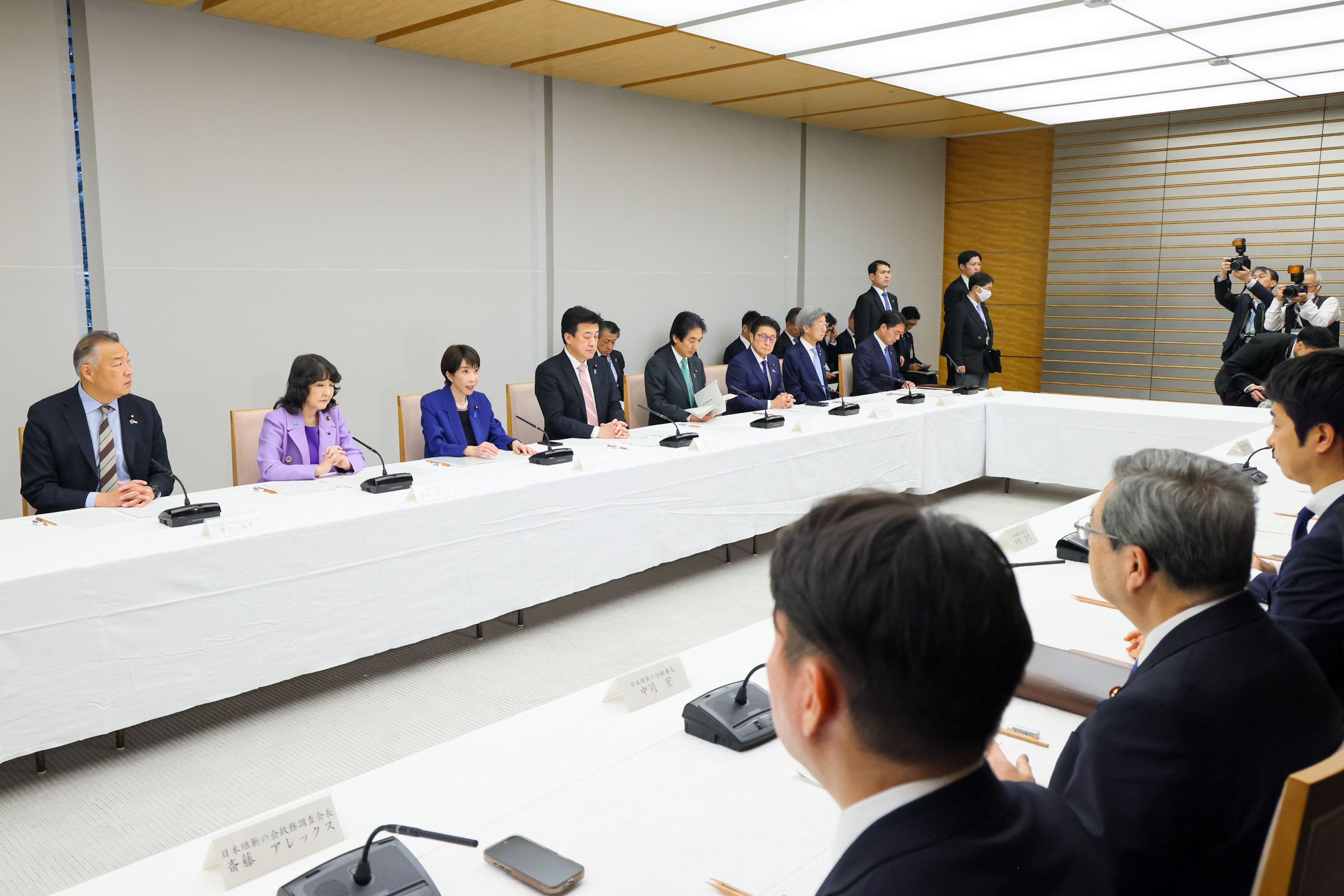 Prime Minister Takaichi wrapping up the meeting (3)