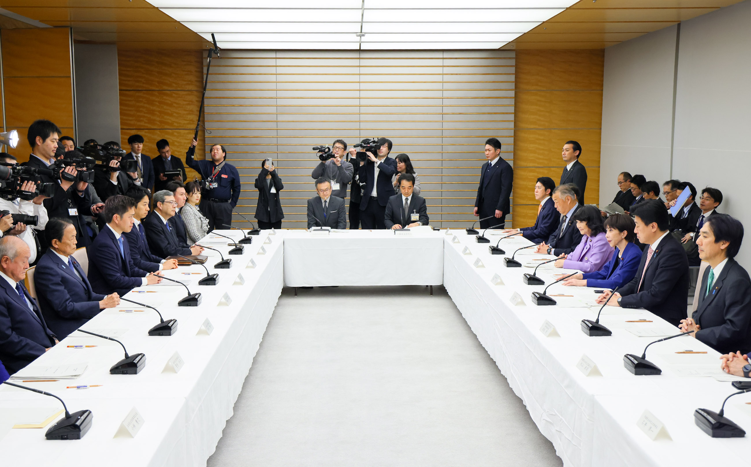 Prime Minister Takaichi wrapping up the meeting (4)