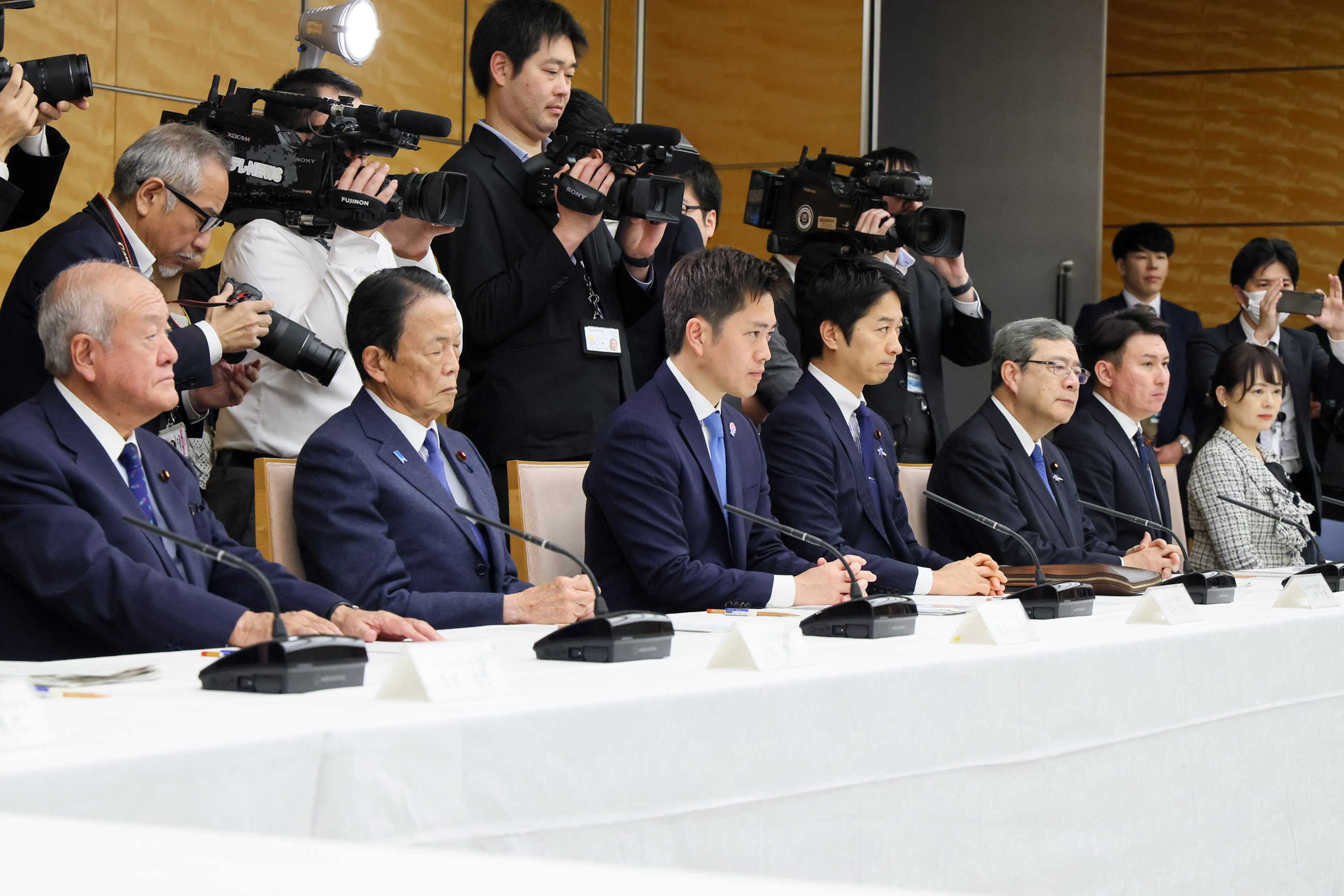Prime Minister Takaichi wrapping up the meeting (5)