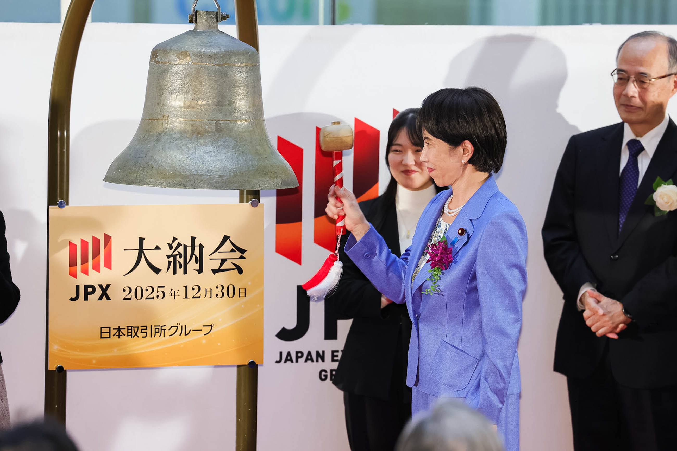 Prime Minister Takaichi ringing the bell (3)