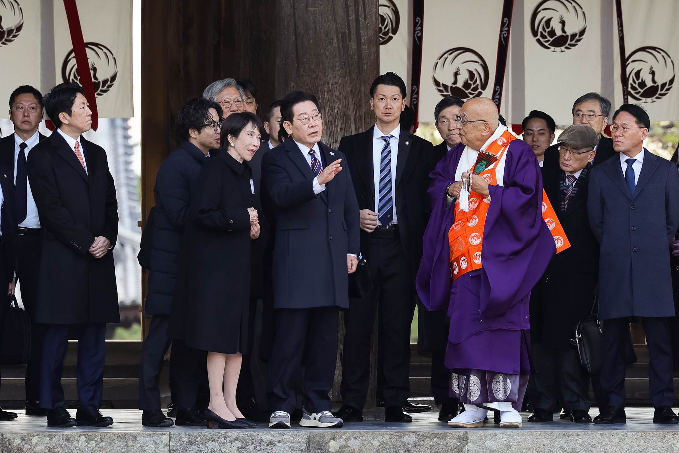 The two leaders visiting Horyu-ji Temple (2)