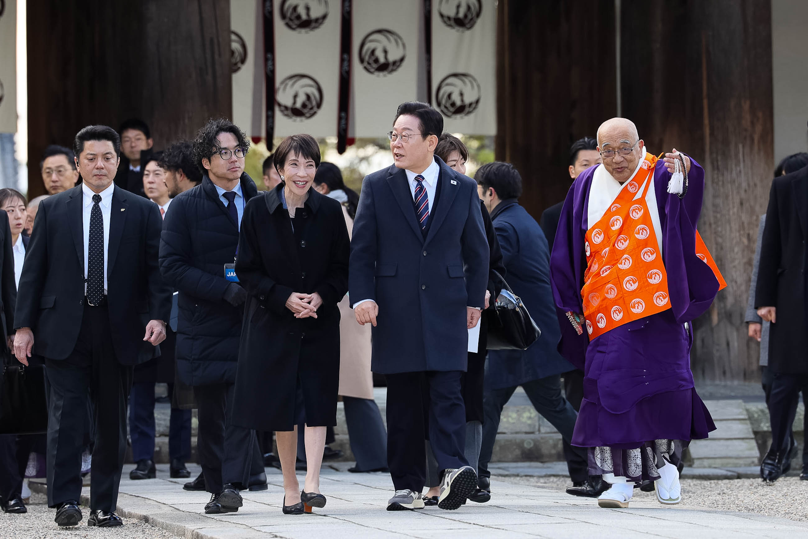 The two leaders visiting Horyu-ji Temple (3)