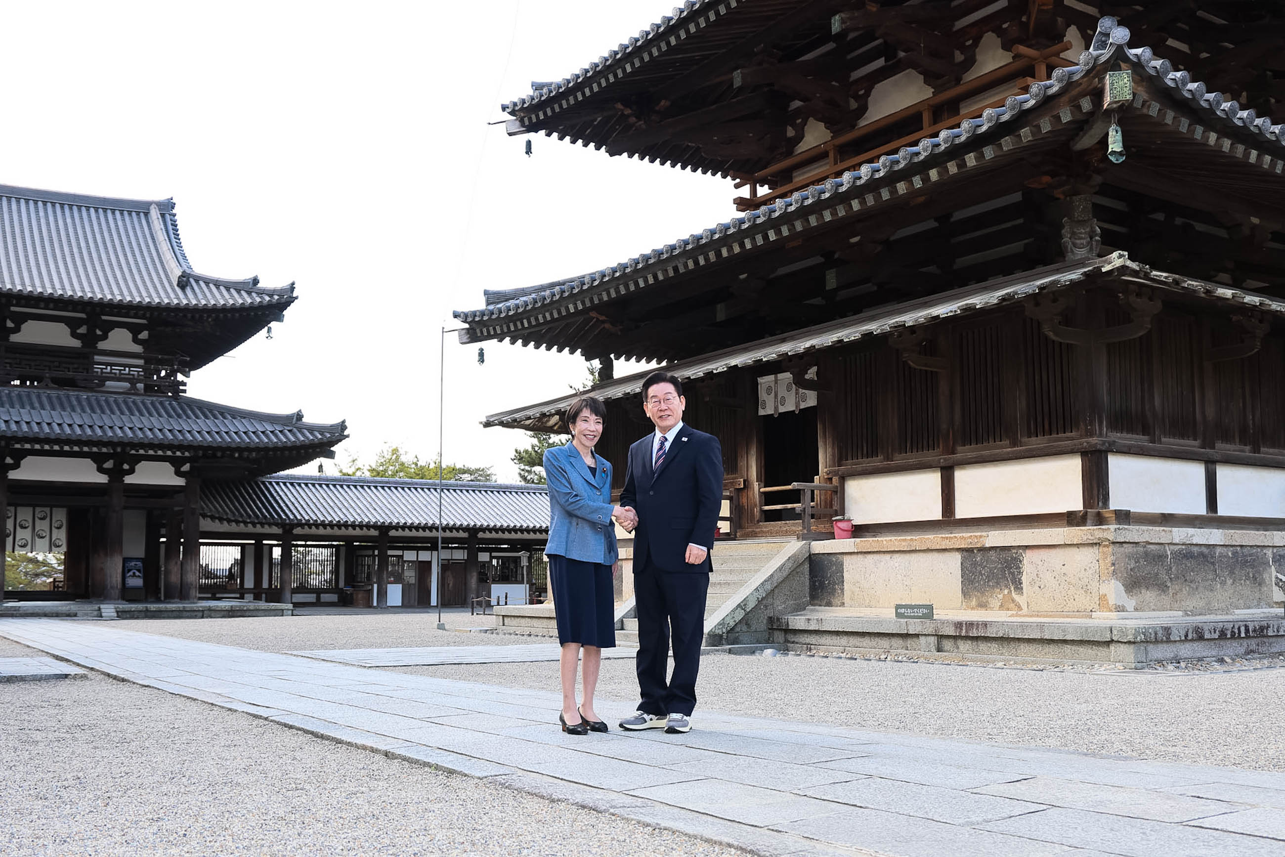 The two leaders visiting Horyu-ji Temple (4)