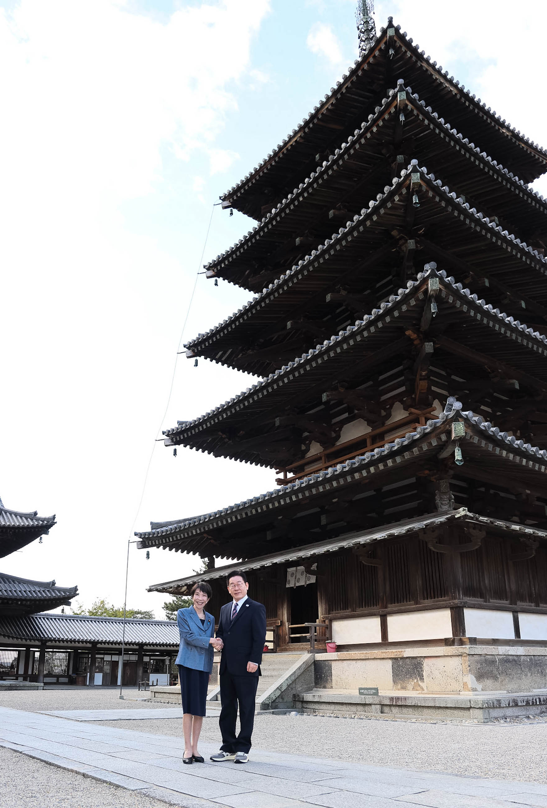The two leaders visiting Horyu-ji Temple (5)