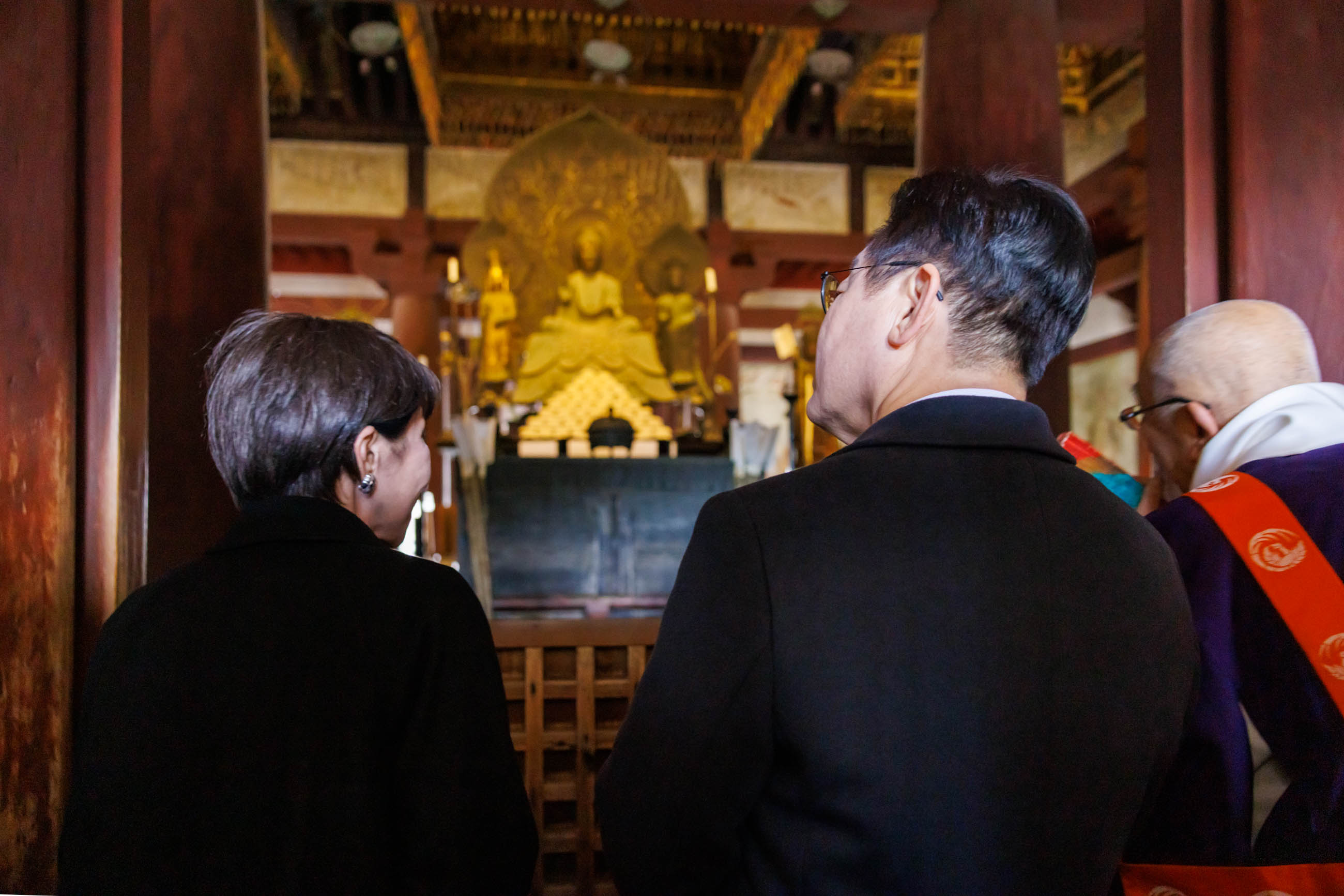 The two leaders visiting Horyu-ji Temple (6)