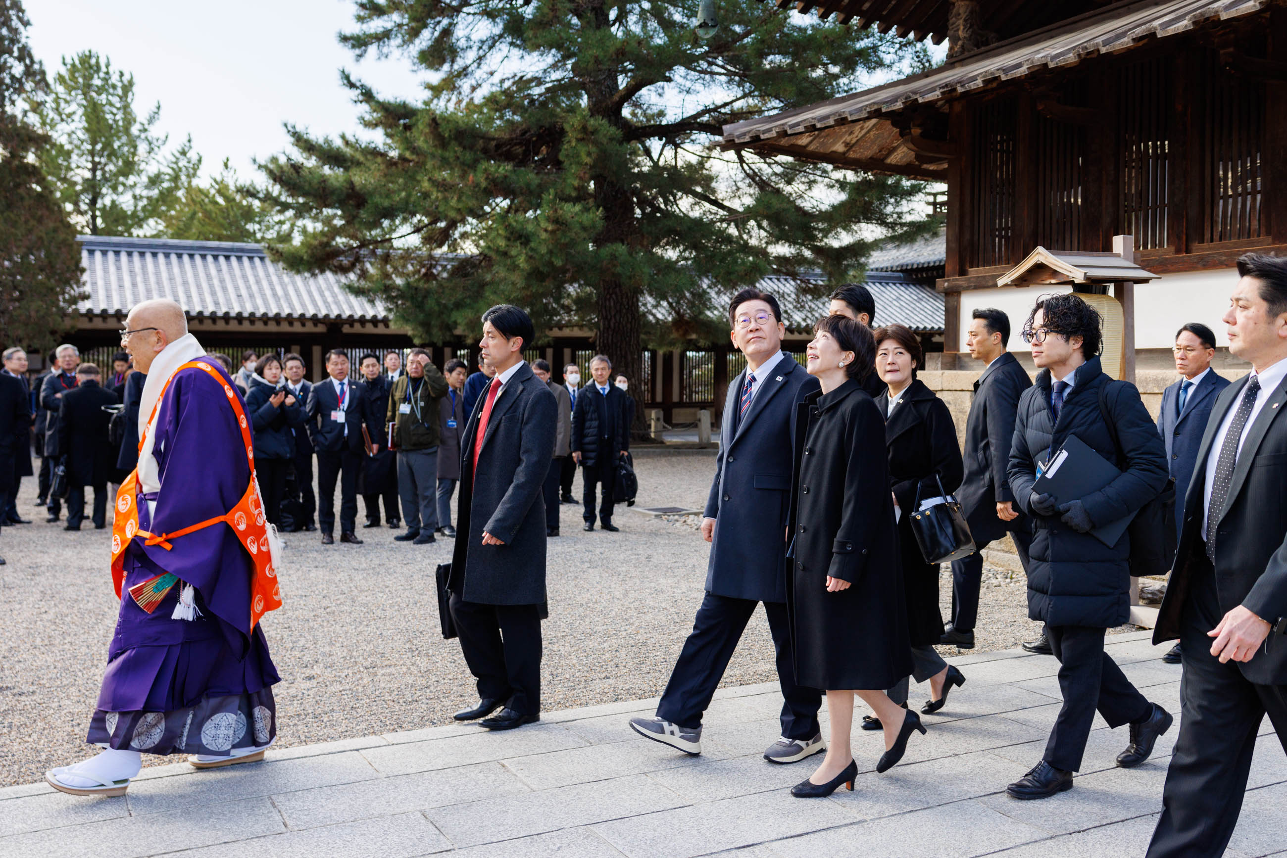 The two leaders visiting Horyu-ji Temple (7)
