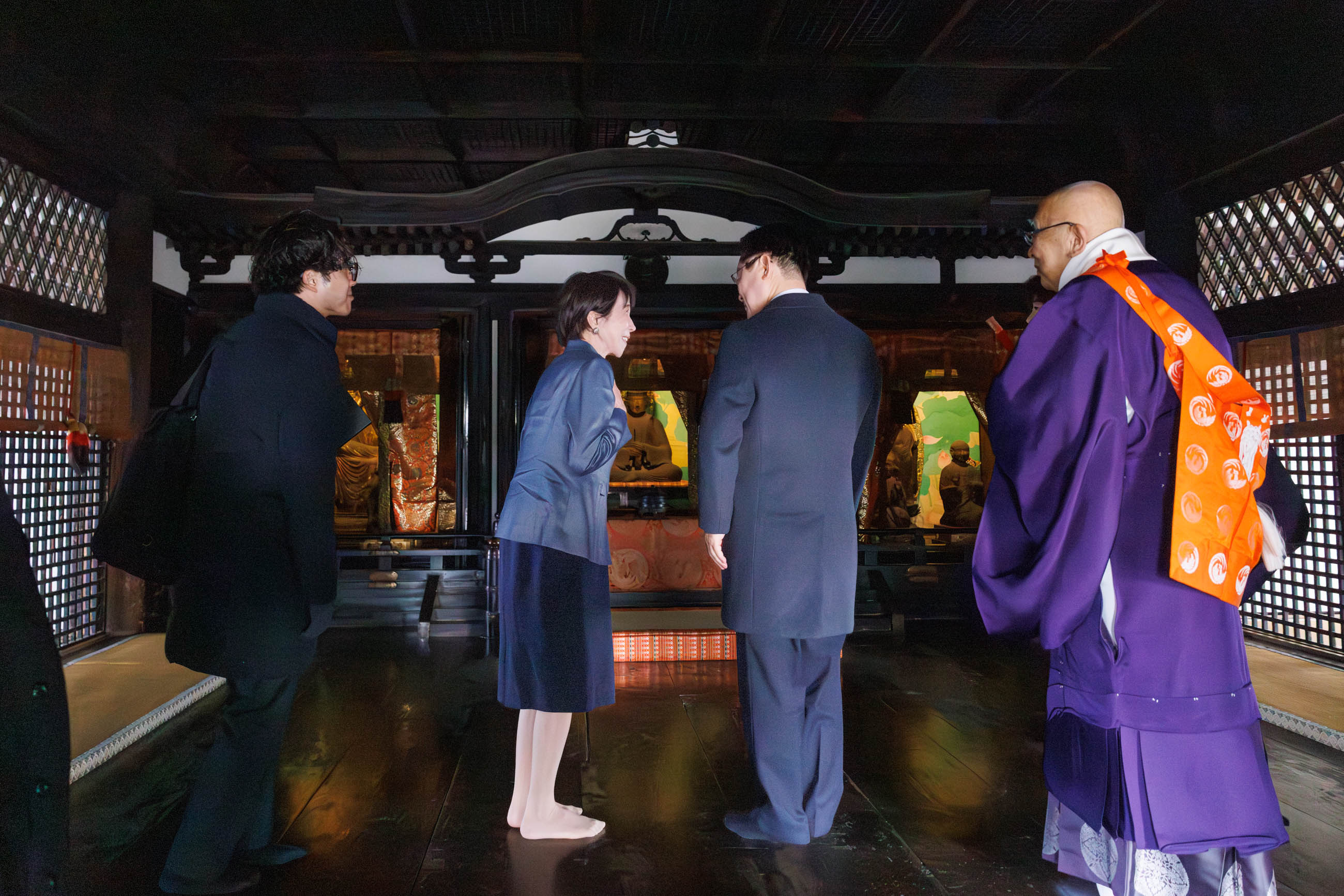 The two leaders visiting Horyu-ji Temple (8)