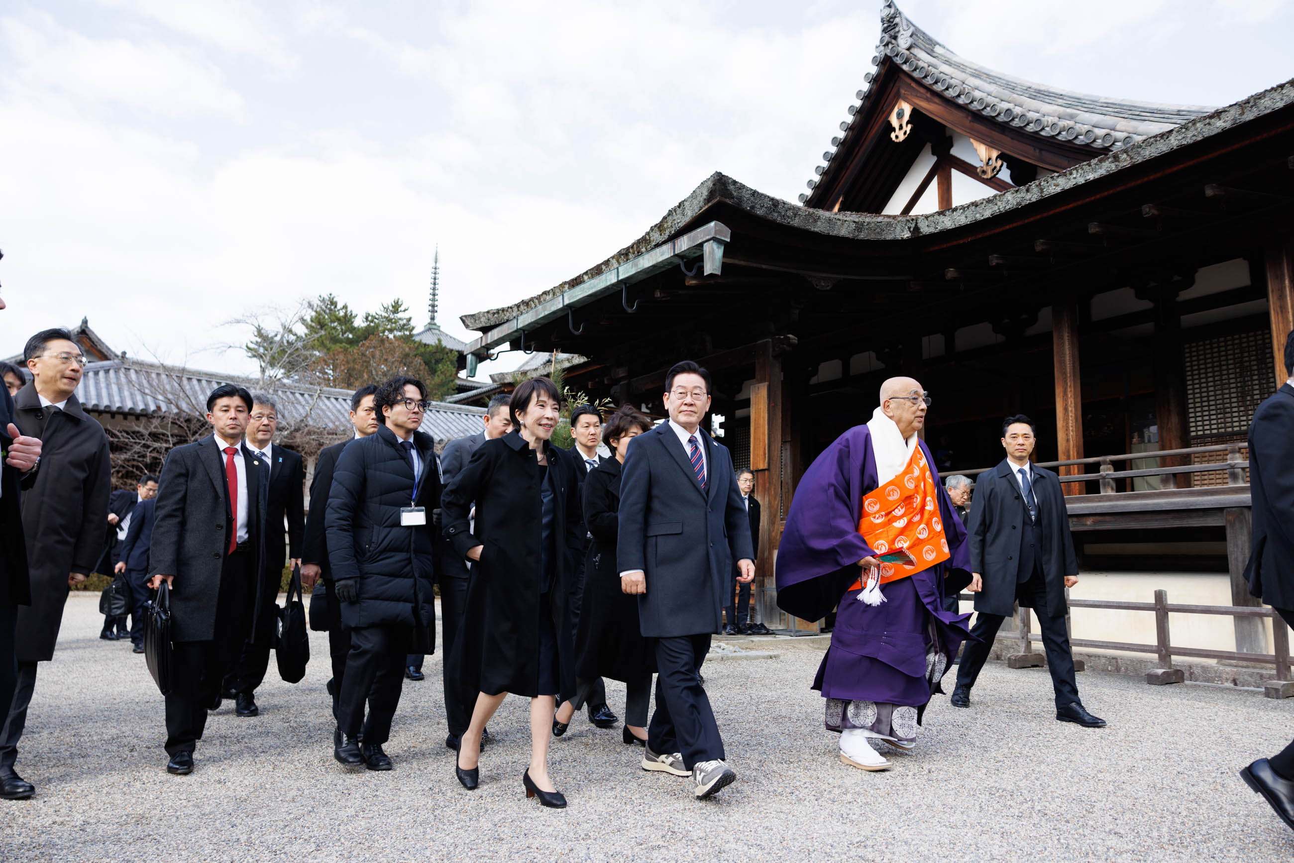 The two leaders visiting Horyu-ji Temple (9)