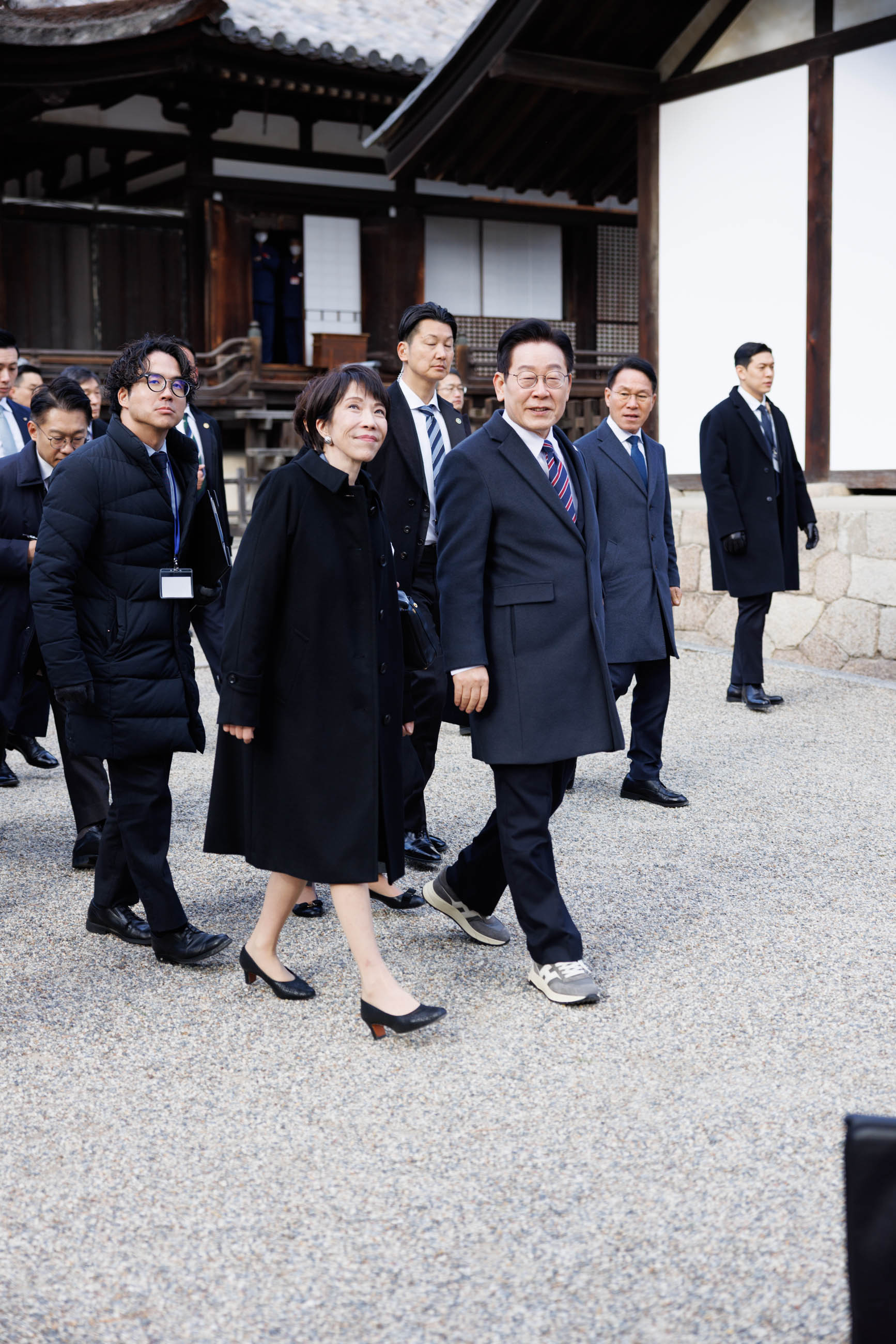 The two leaders visiting Horyu-ji Temple (10)