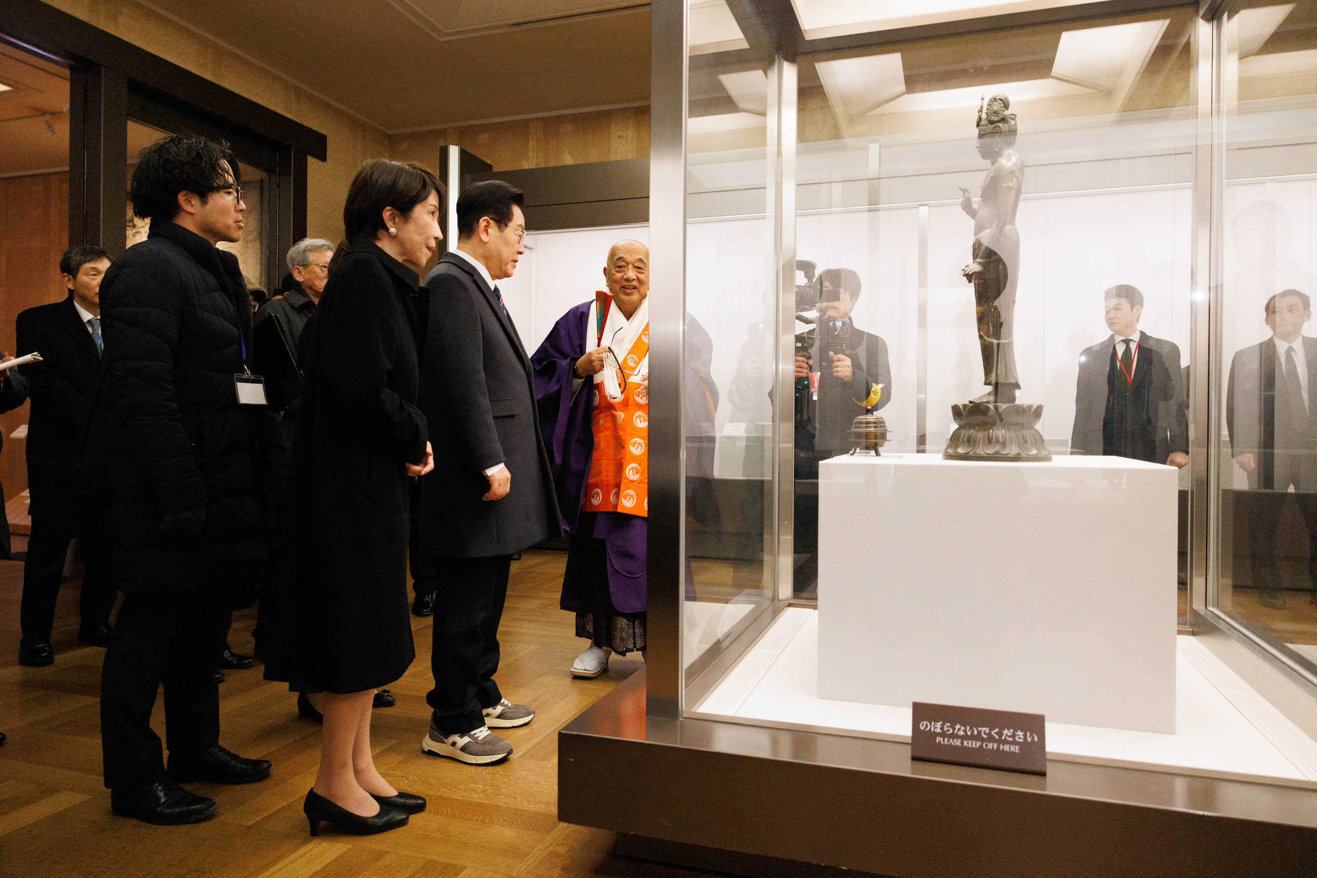 The two leaders visiting Horyu-ji Temple (11)