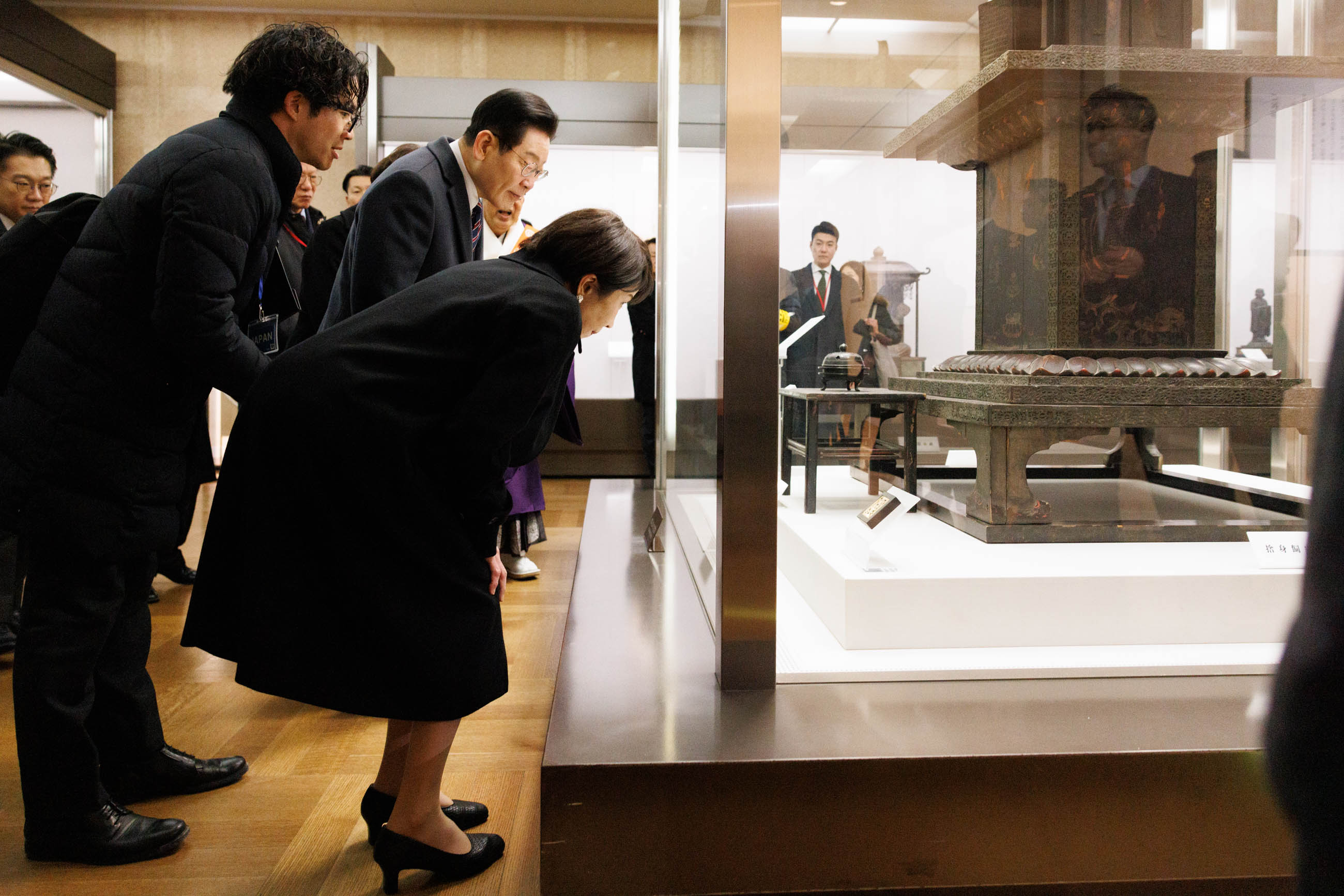 The two leaders visiting Horyu-ji Temple (12)