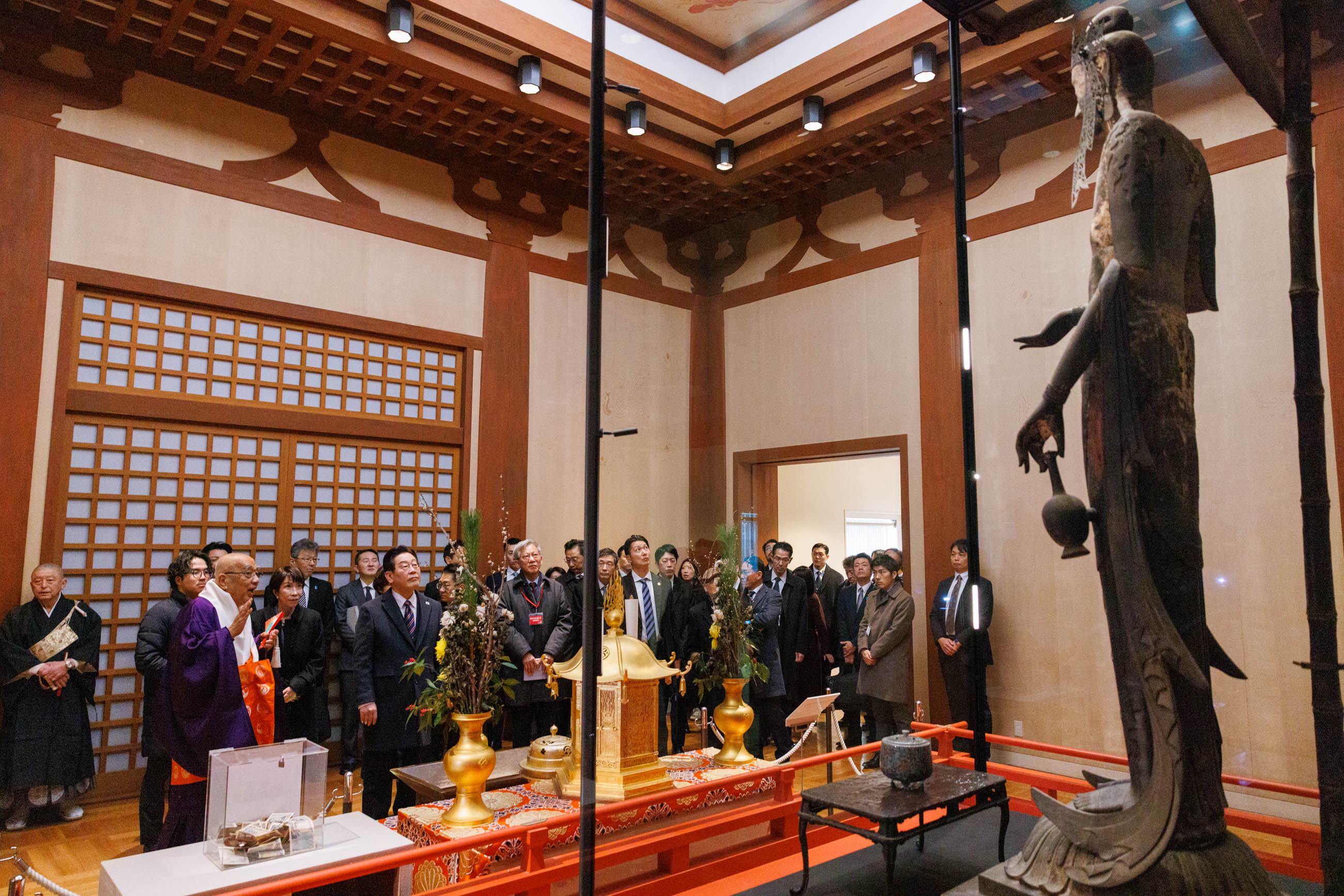 The two leaders visiting Horyu-ji Temple (13)
