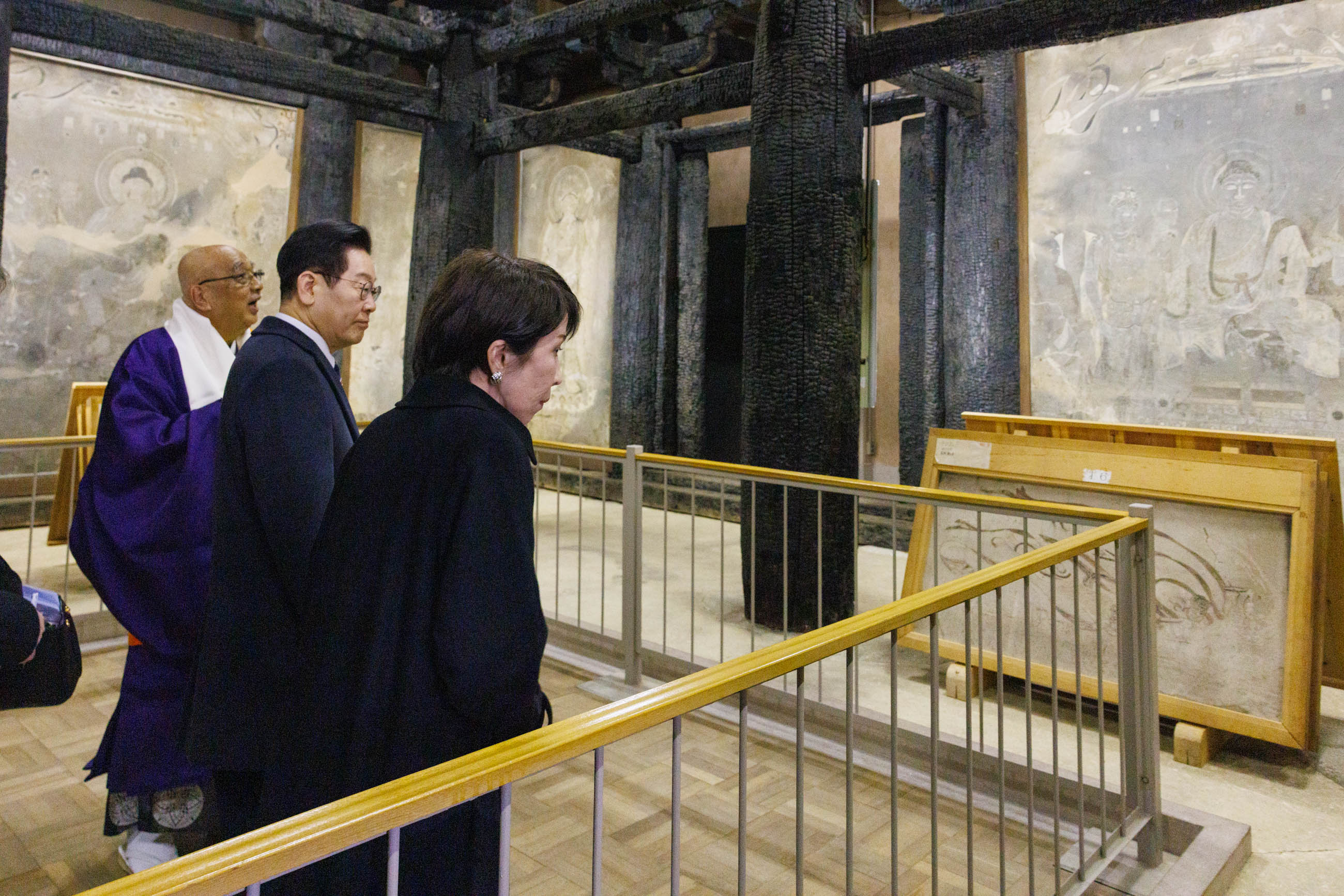 The two leaders visiting Horyu-ji Temple (14)