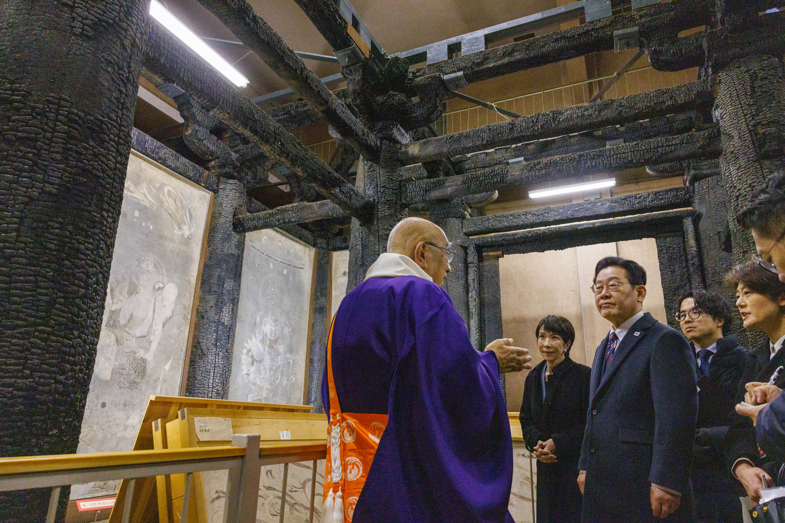 The two leaders visiting Horyu-ji Temple (15)