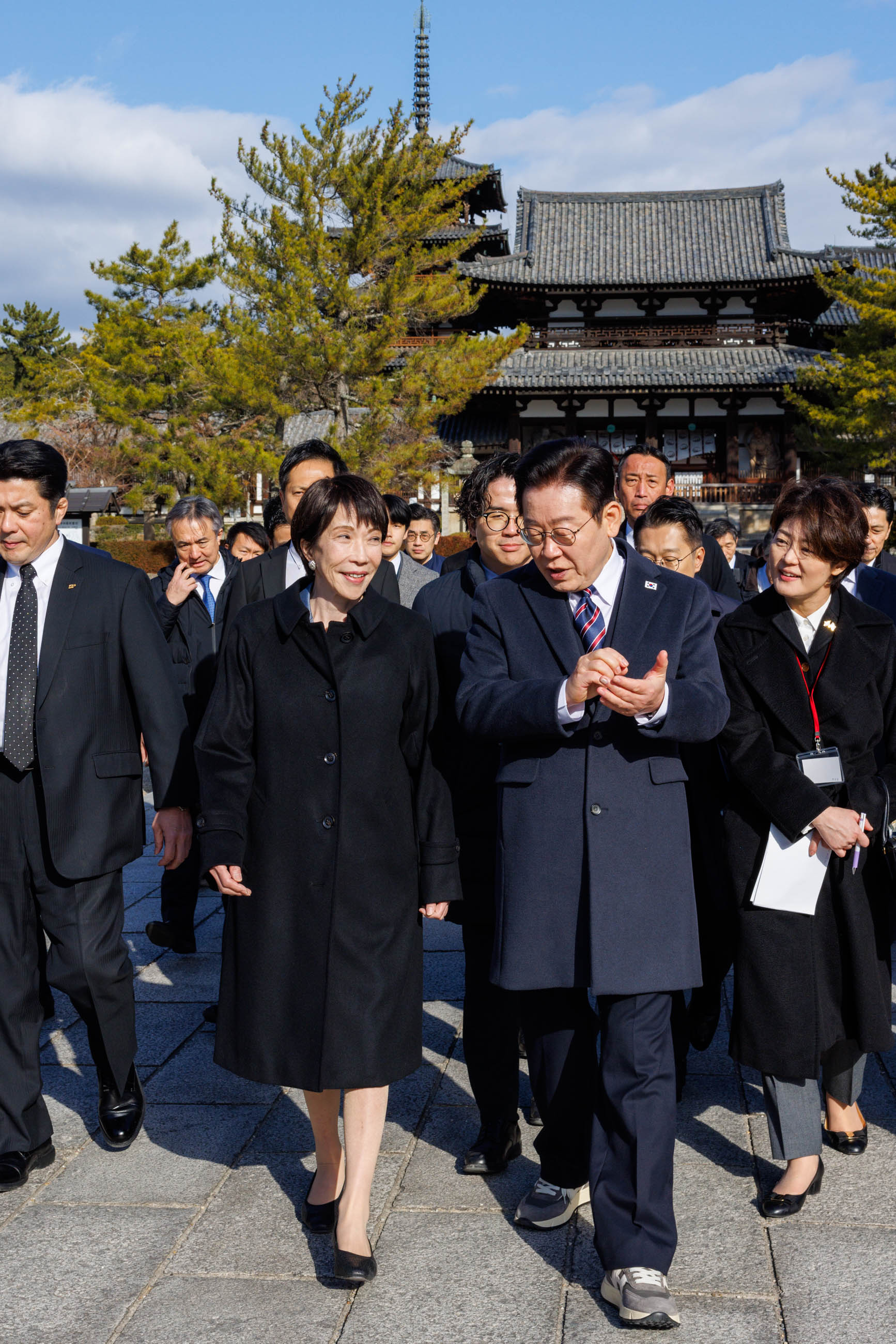 The two leaders visiting Horyu-ji Temple (16)