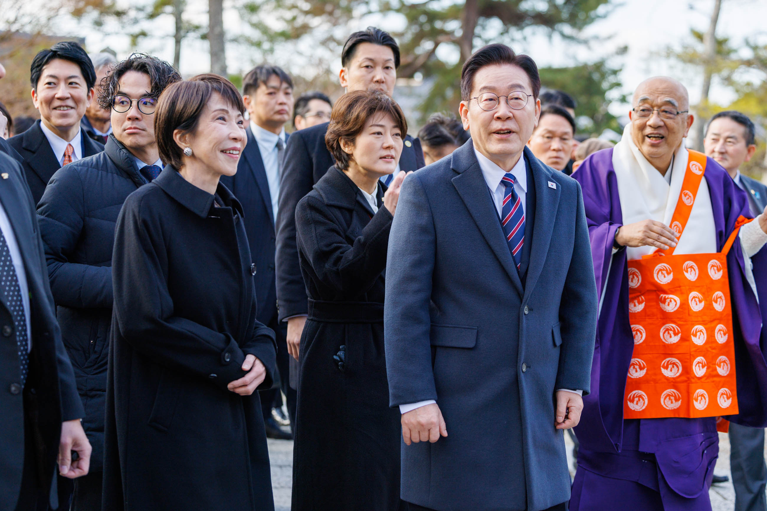 The two leaders visiting Horyu-ji Temple (17)