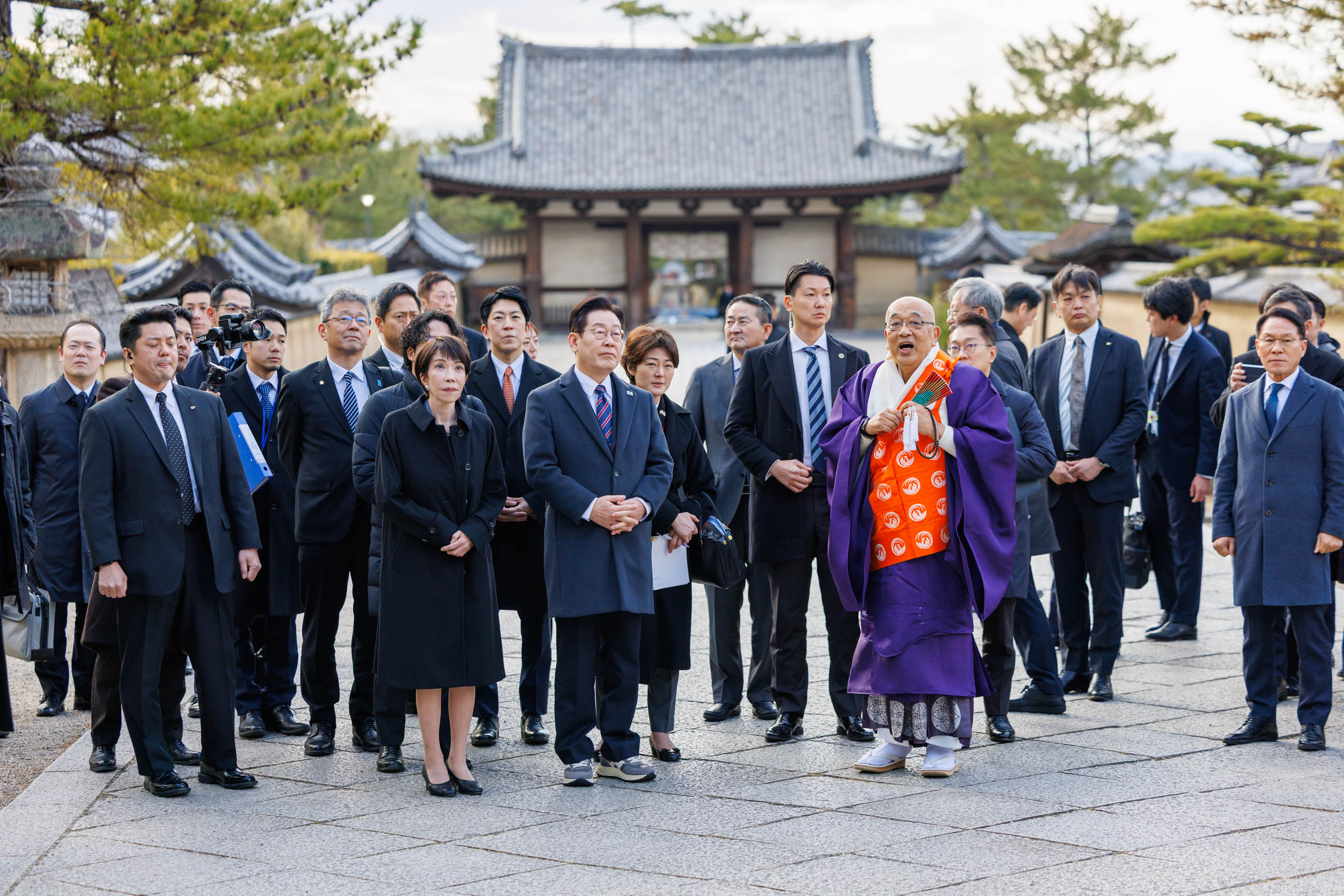 The two leaders visiting Horyu-ji Temple (18)