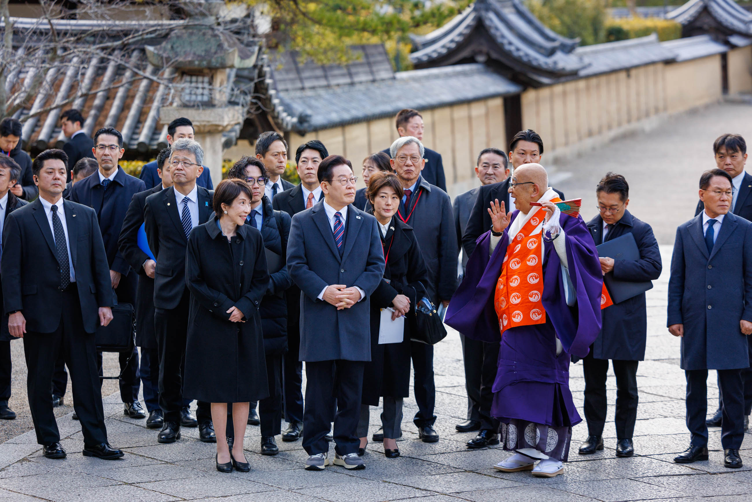 The two leaders visiting Horyu-ji Temple (19)