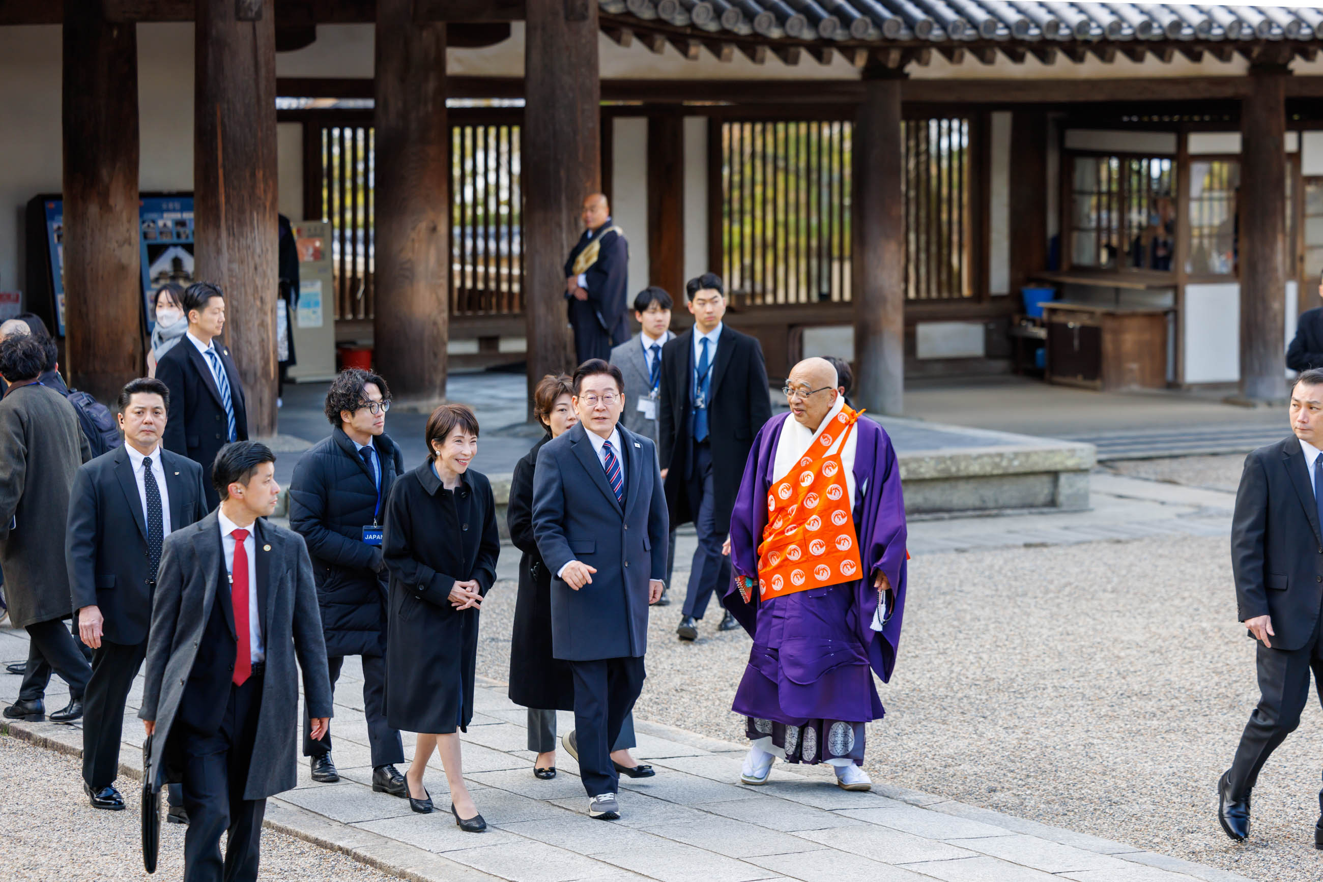 The two leaders visiting Horyu-ji Temple (20)