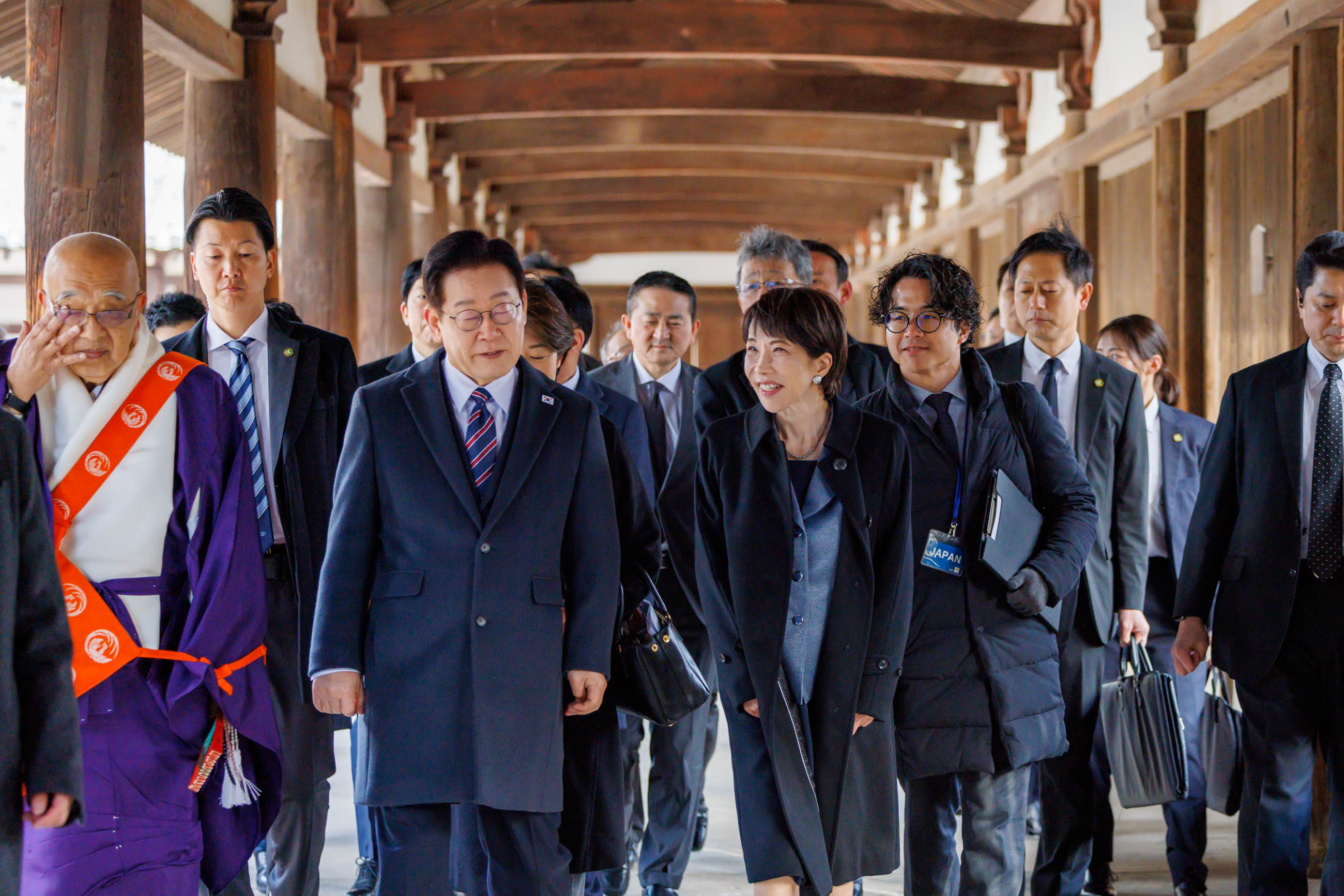 The two leaders visiting Horyu-ji Temple (21)
