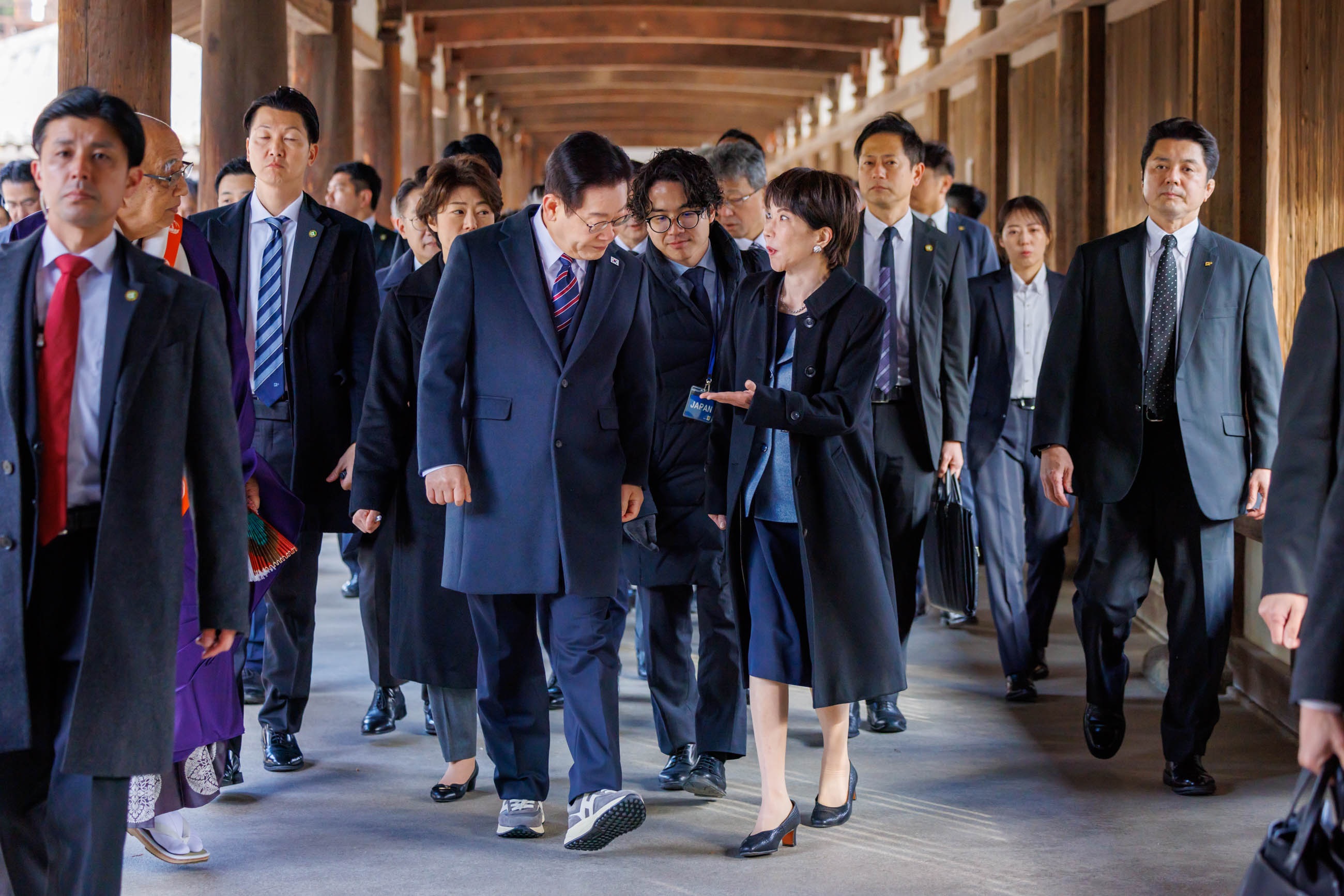 The two leaders visiting Horyu-ji Temple (22)