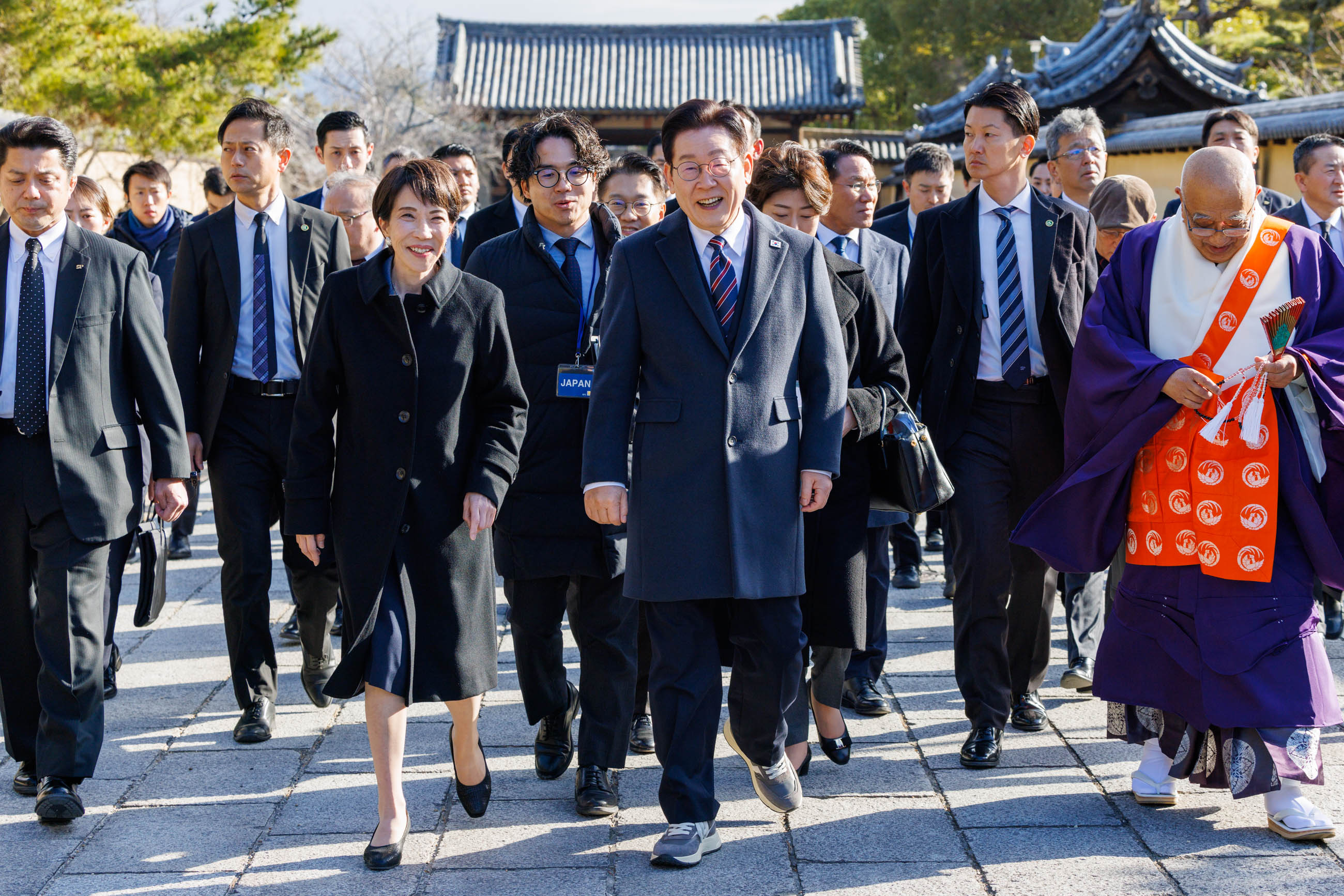 The two leaders visiting Horyu-ji Temple (23)