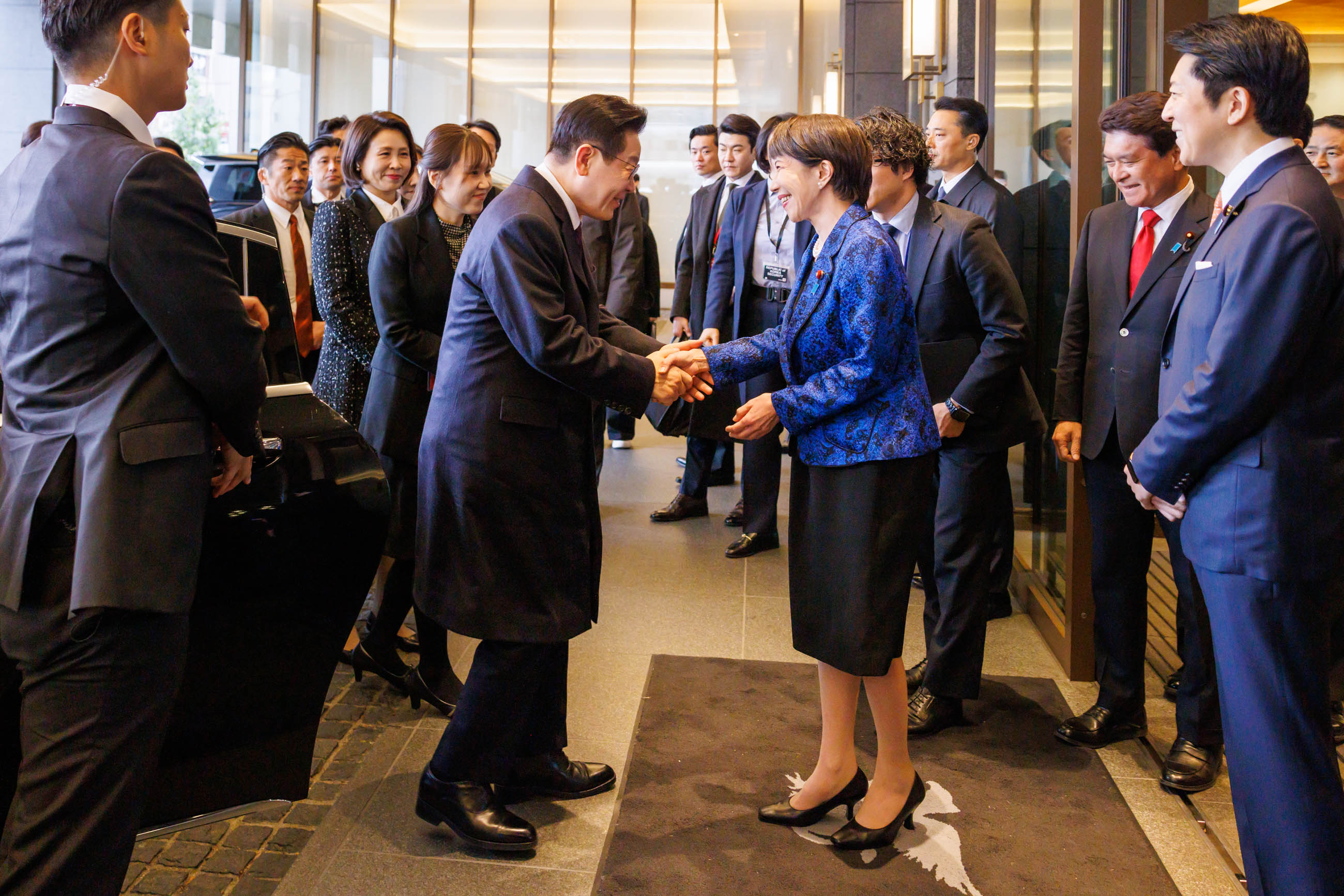 Prime Minister Takaichi welcoming President Lee (1)