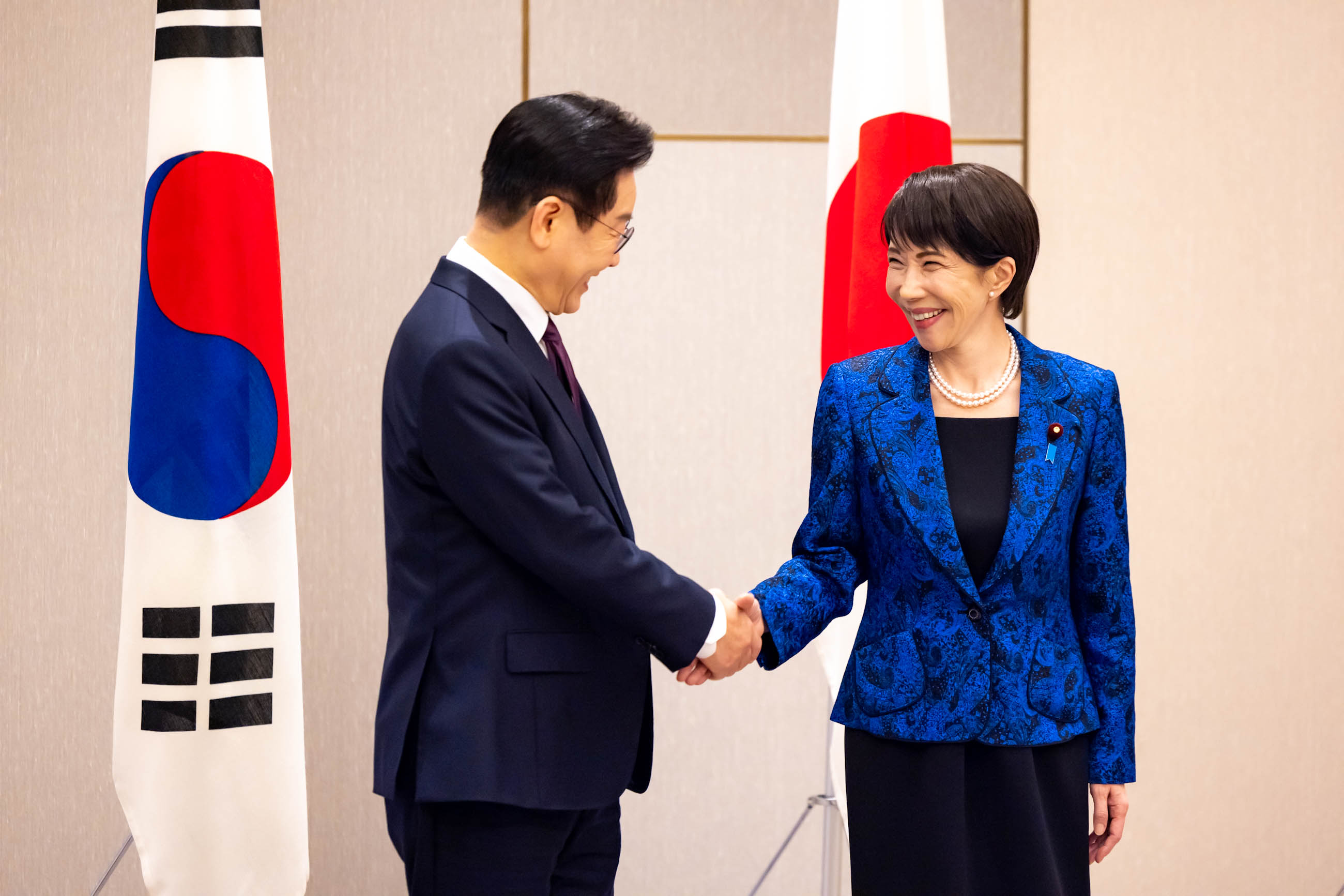 Japan-ROK Summit Meeting (Plenary meeting) (1)