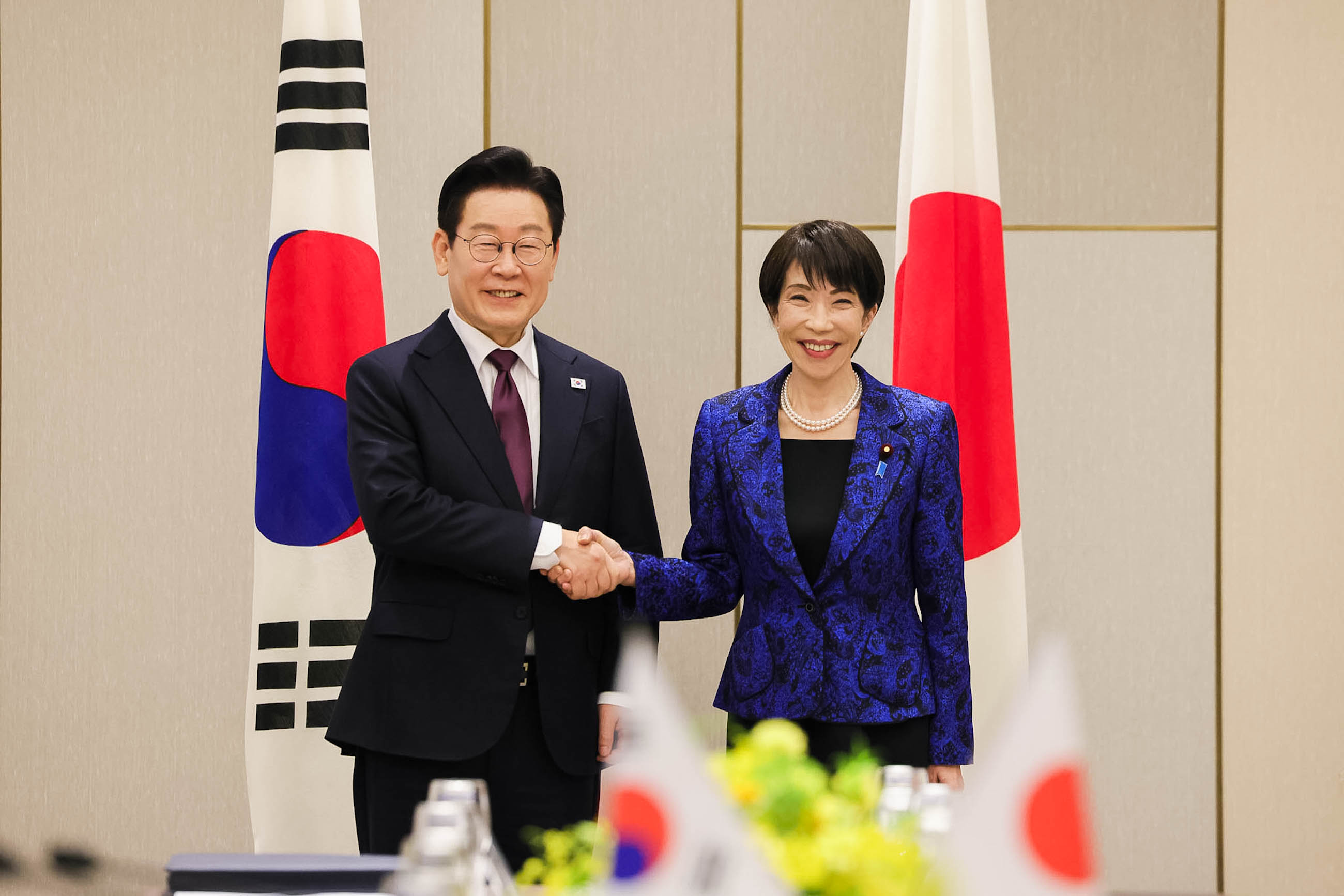 Japan-ROK Summit Meeting (Plenary meeting) (3)