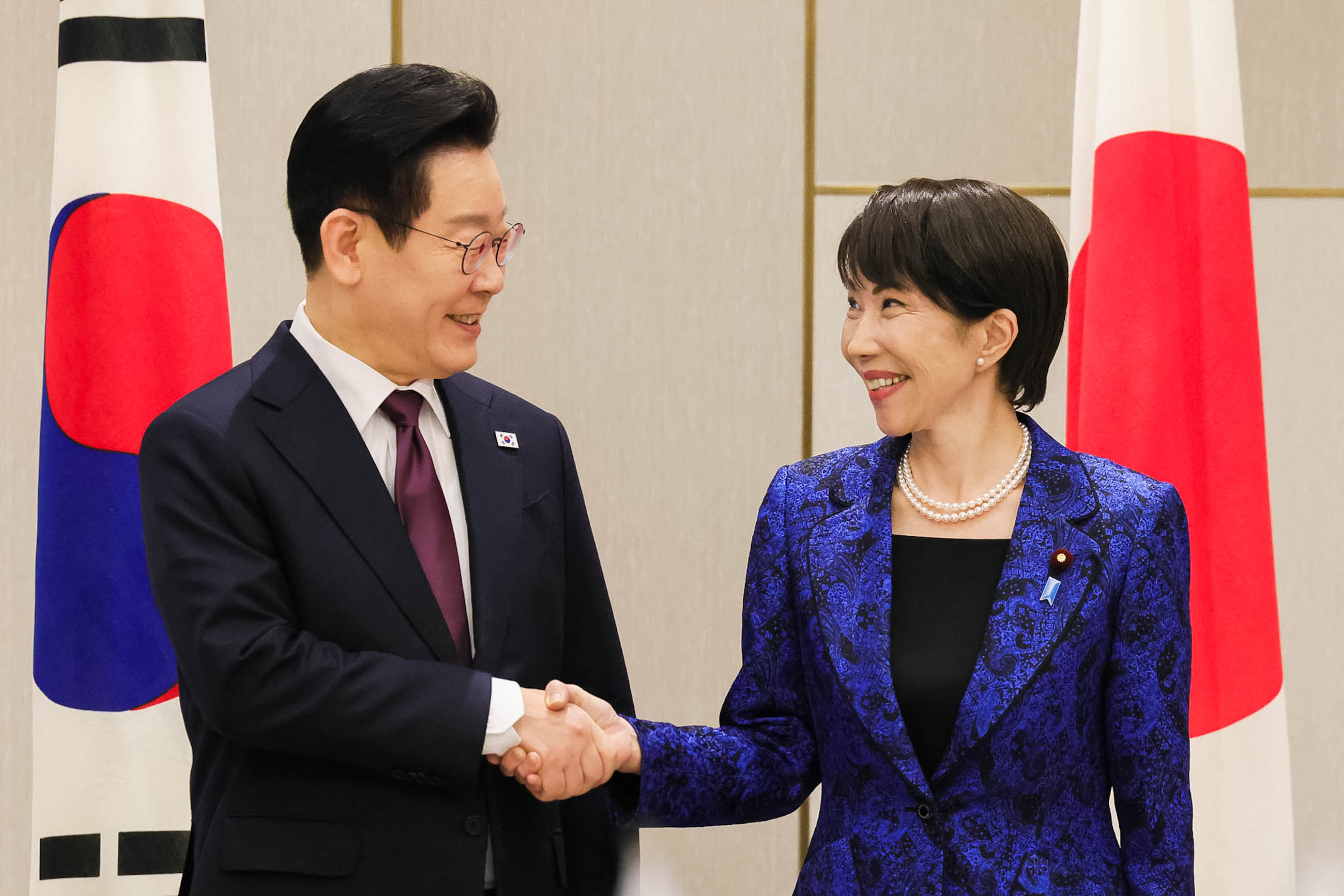 Japan-ROK Summit Meeting (Plenary meeting) (4)