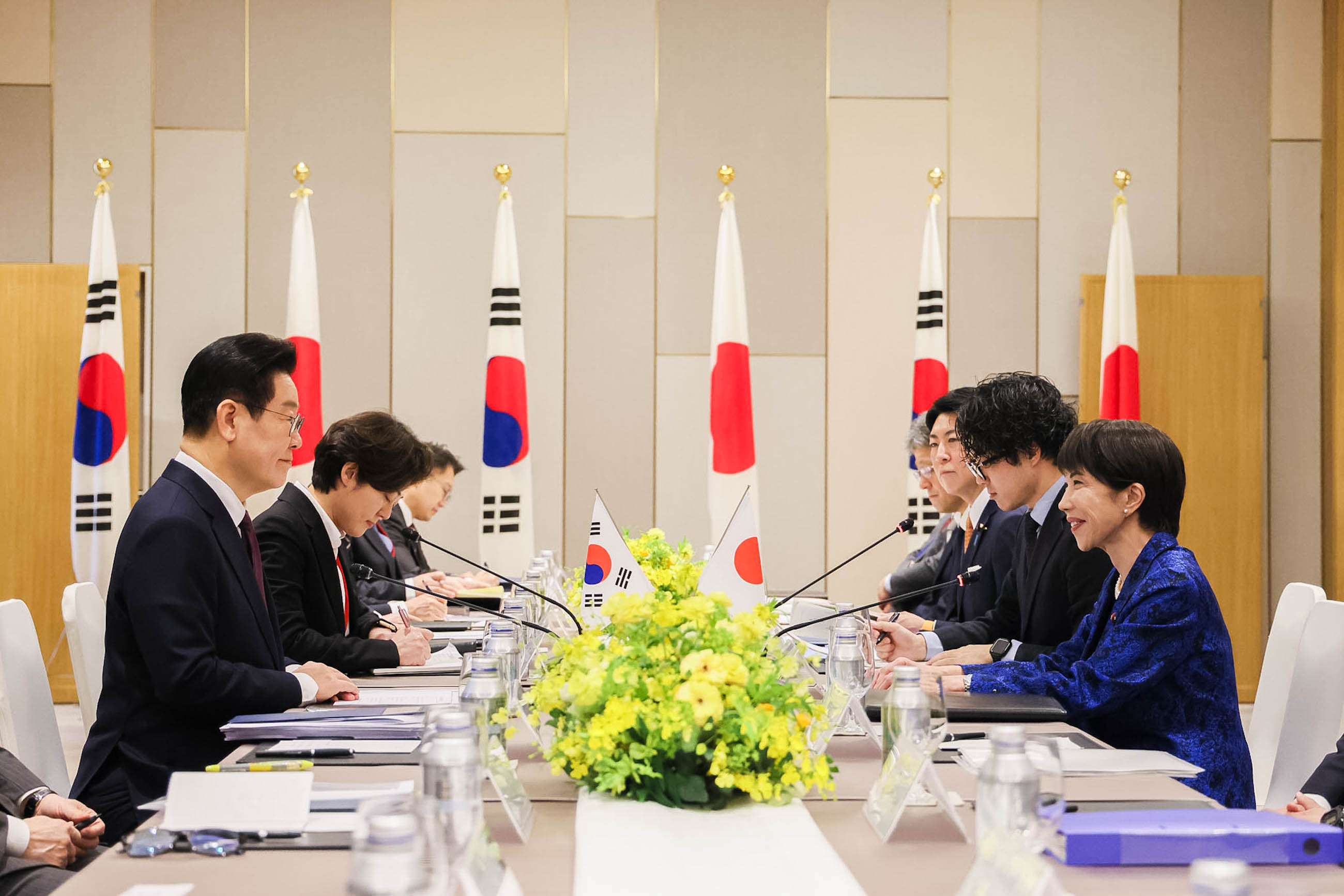 Japan-ROK Summit Meeting (Plenary meeting) (5)