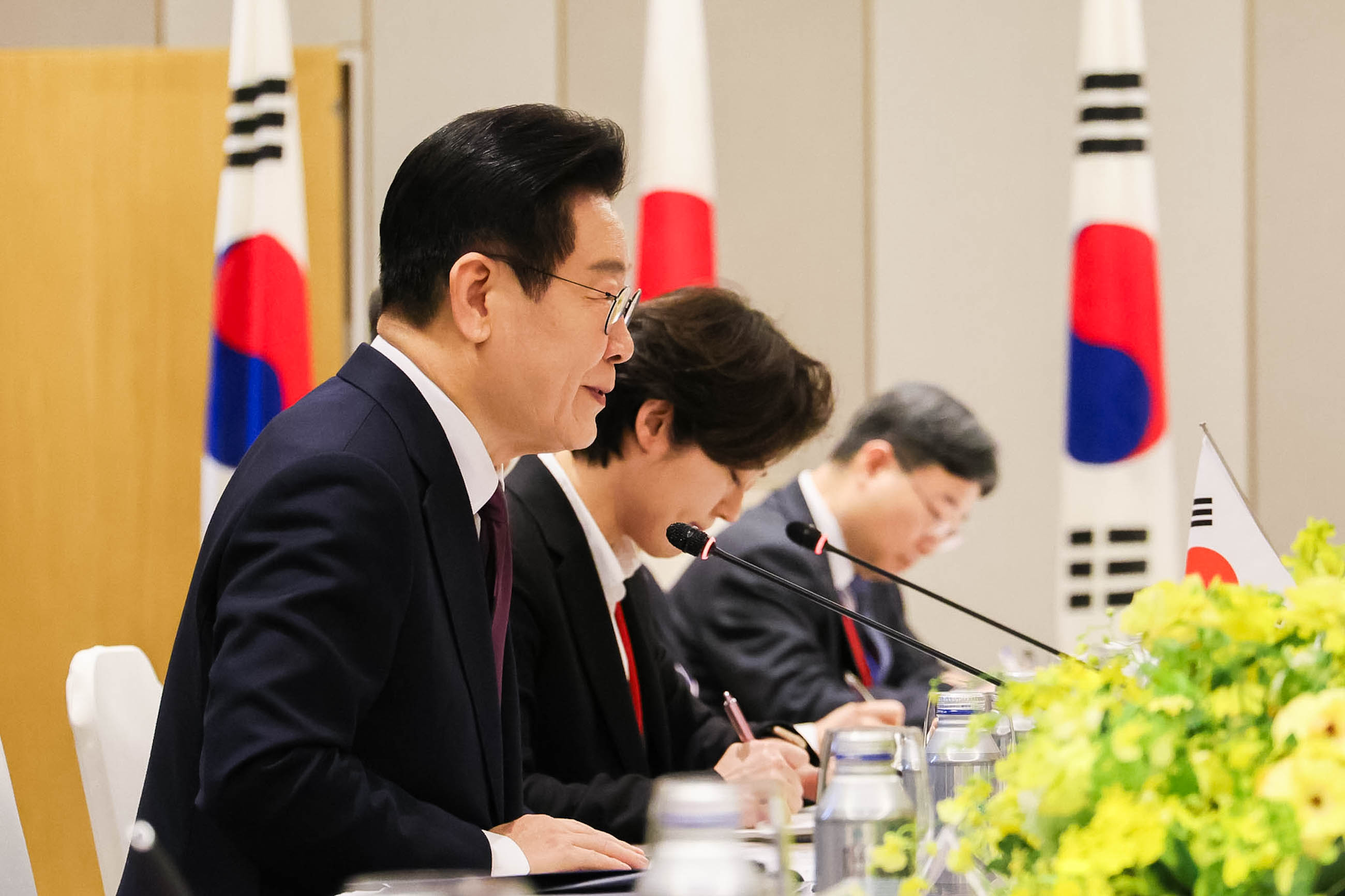 Japan-ROK Summit Meeting (Plenary meeting) (14)