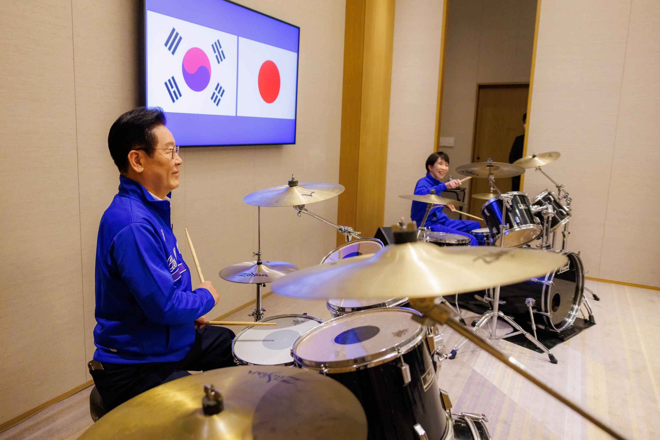 Scenes from a drum session by the Japan–ROK leaders (2)