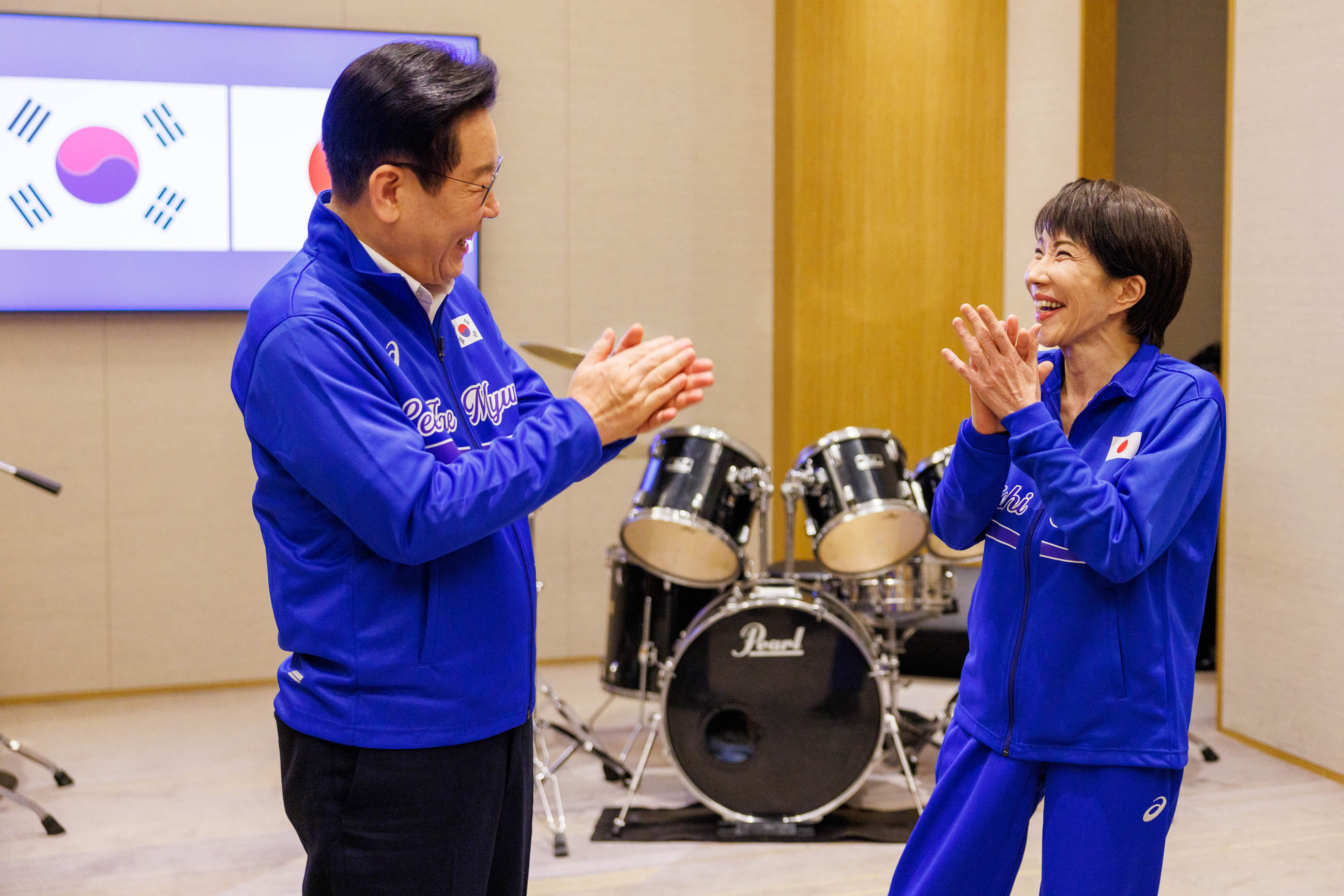 Scenes from a drum session by the Japan–ROK leaders (3)