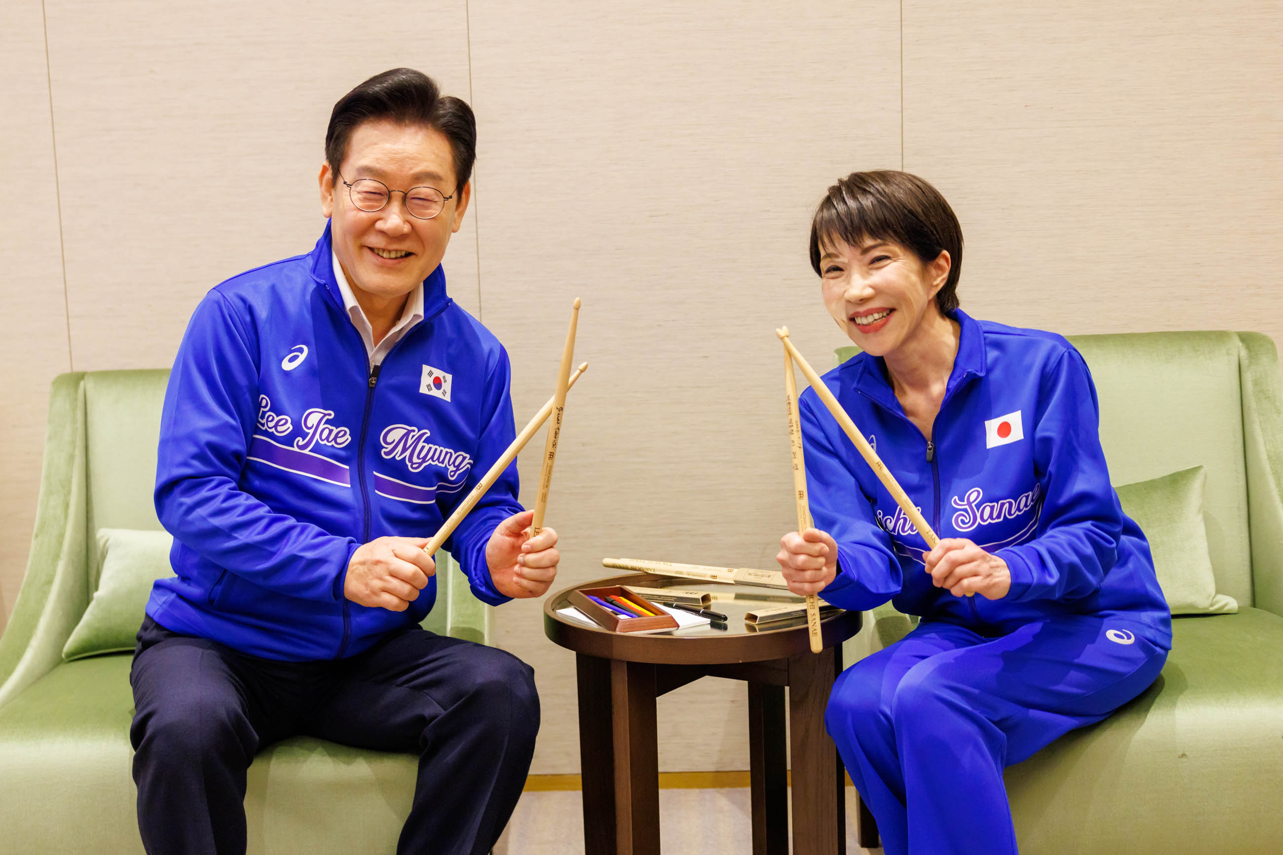 Scenes from a drum session by the Japan–ROK leaders (5)