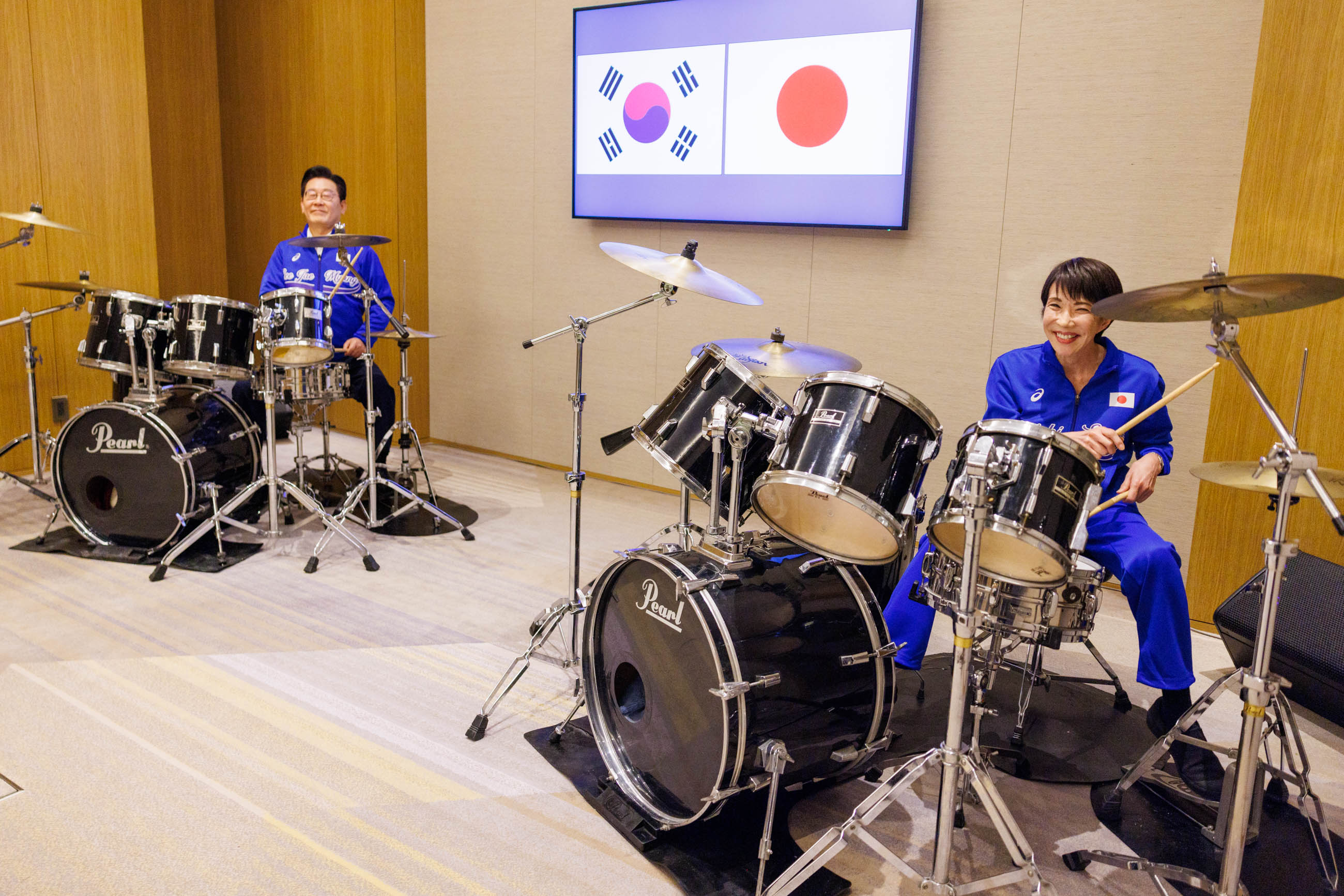 Scenes from a drum session by the Japan–ROK leaders (8)