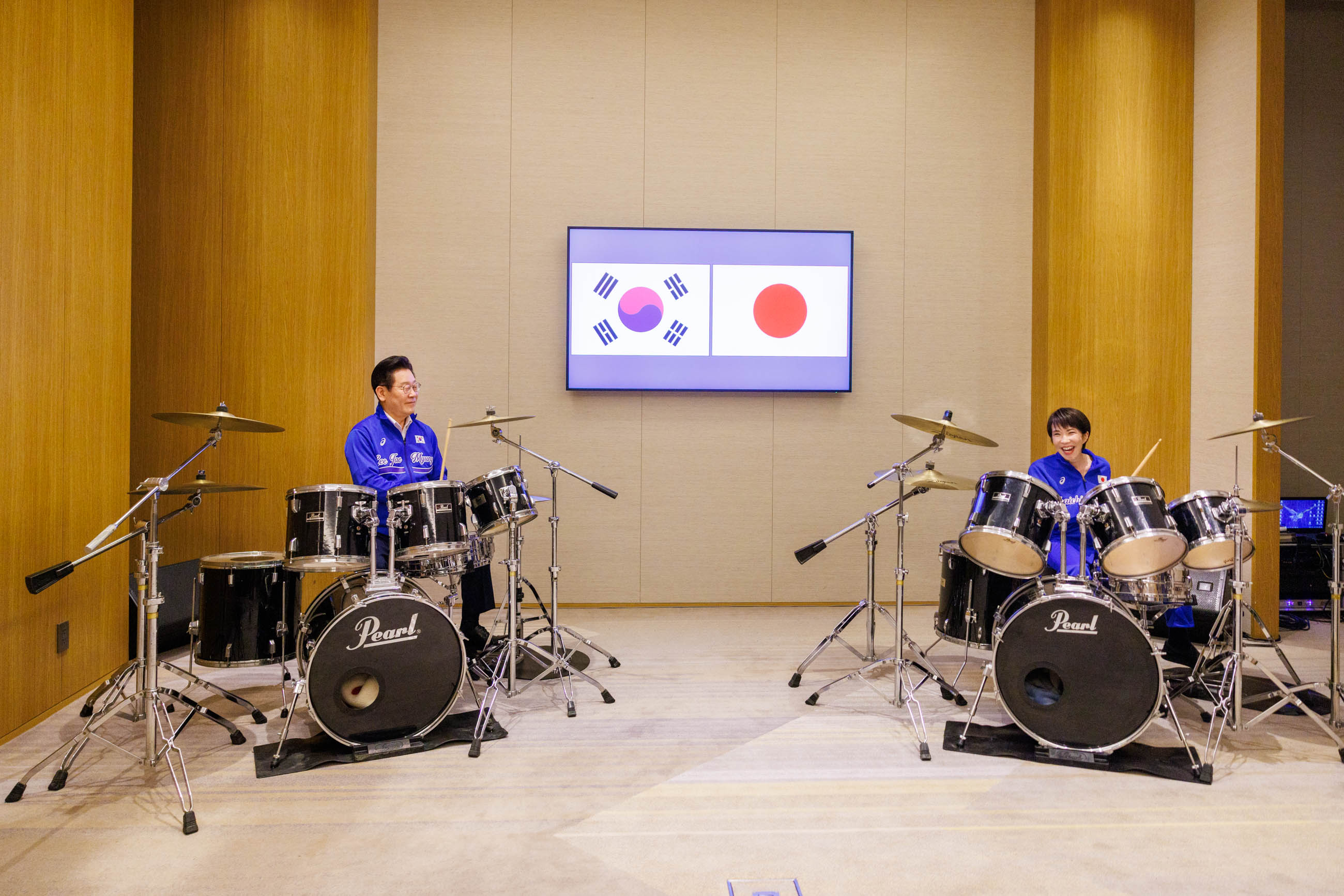 Scenes from a drum session by the Japan–ROK leaders (9)