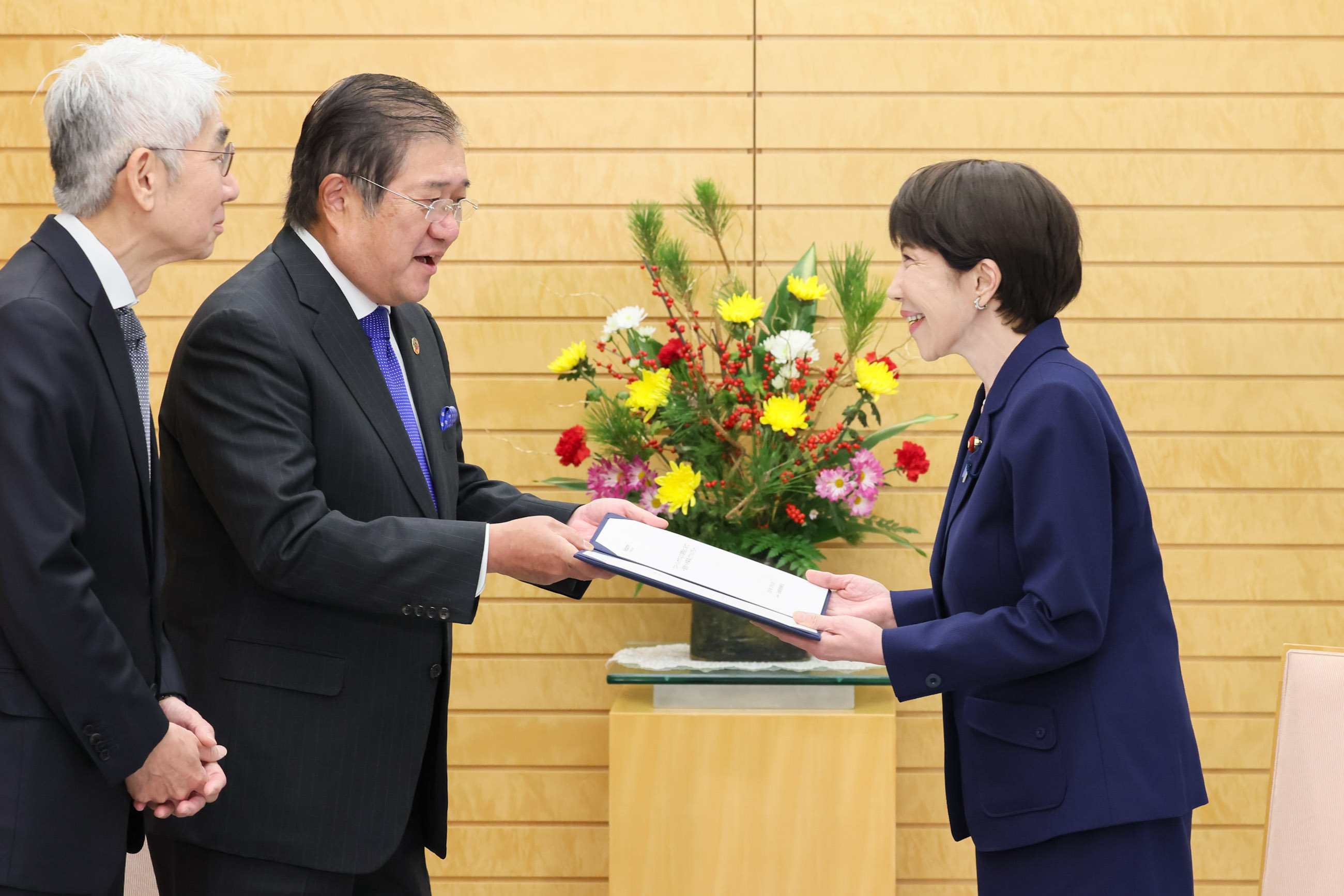 Prime Minister Takaichi receiving a proposal (2)