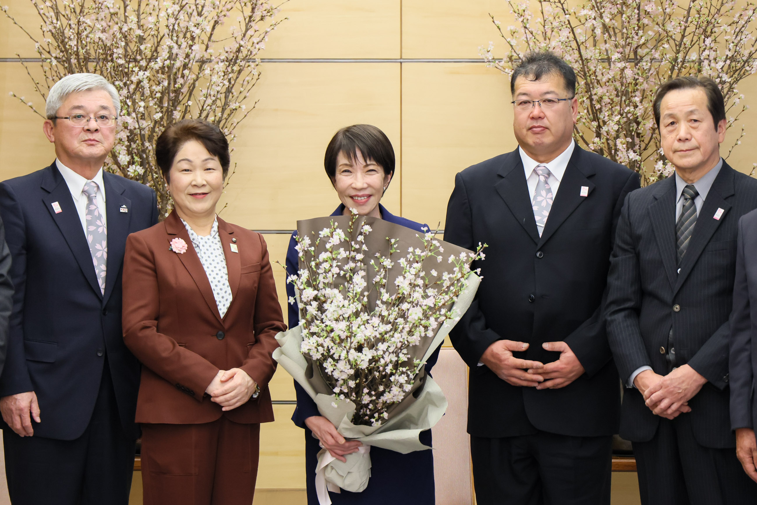 Prime Minister Takaichi being presented with “Keiozakura” cherry blossoms (2)