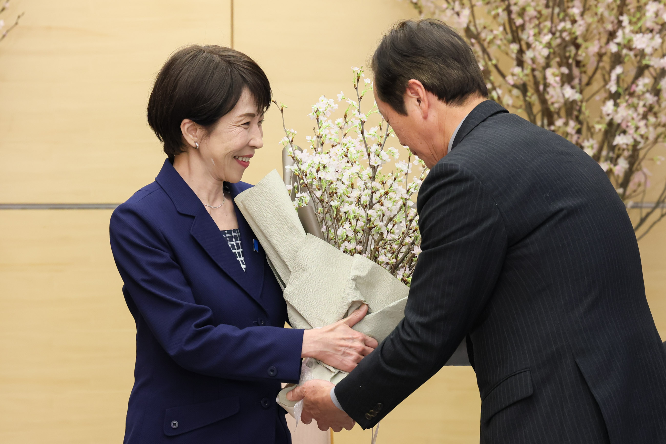 Prime Minister Takaichi being presented with “Keiozakura” cherry blossoms (4)