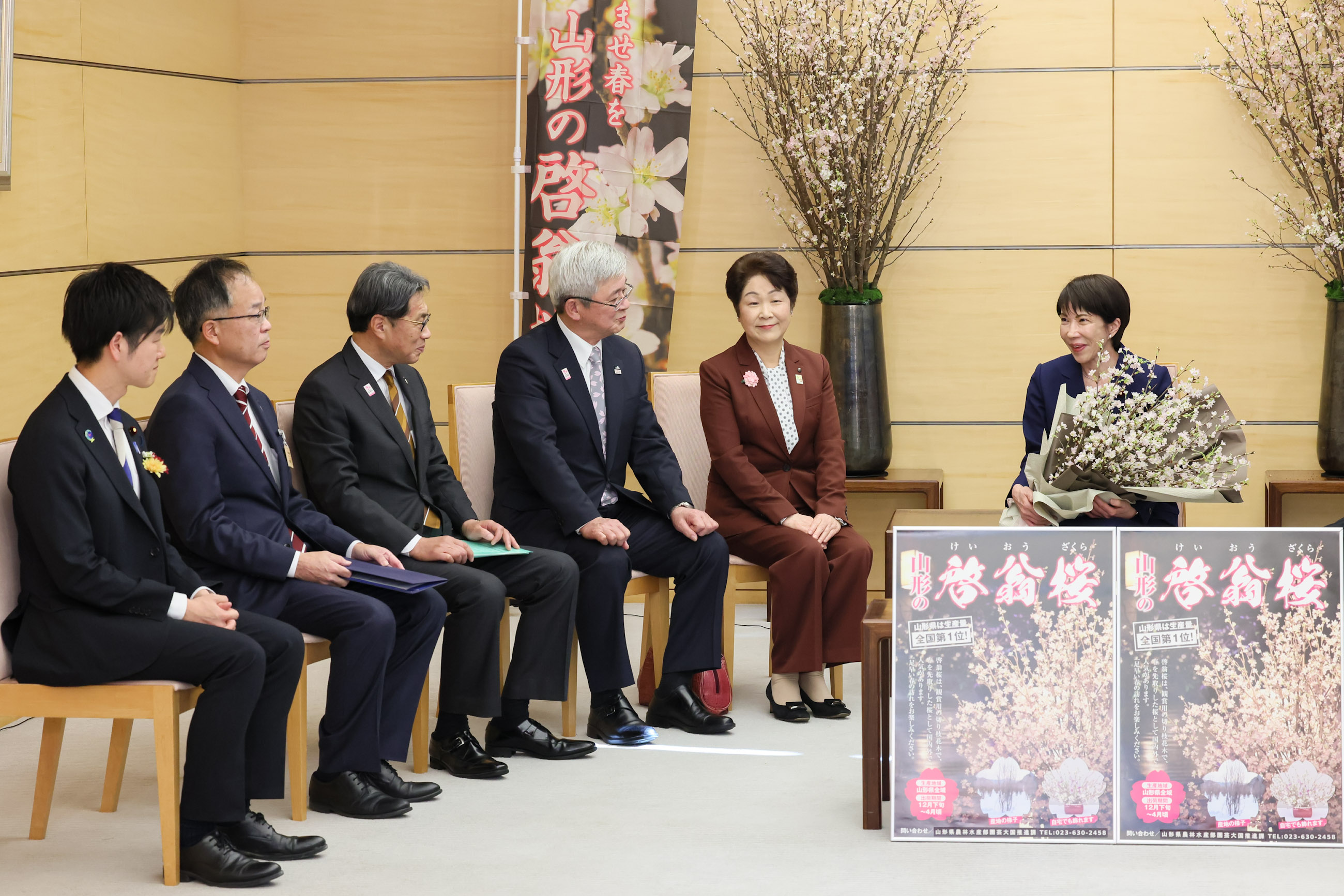 Prime Minister Takaichi being presented with “Keiozakura” cherry blossoms (6)