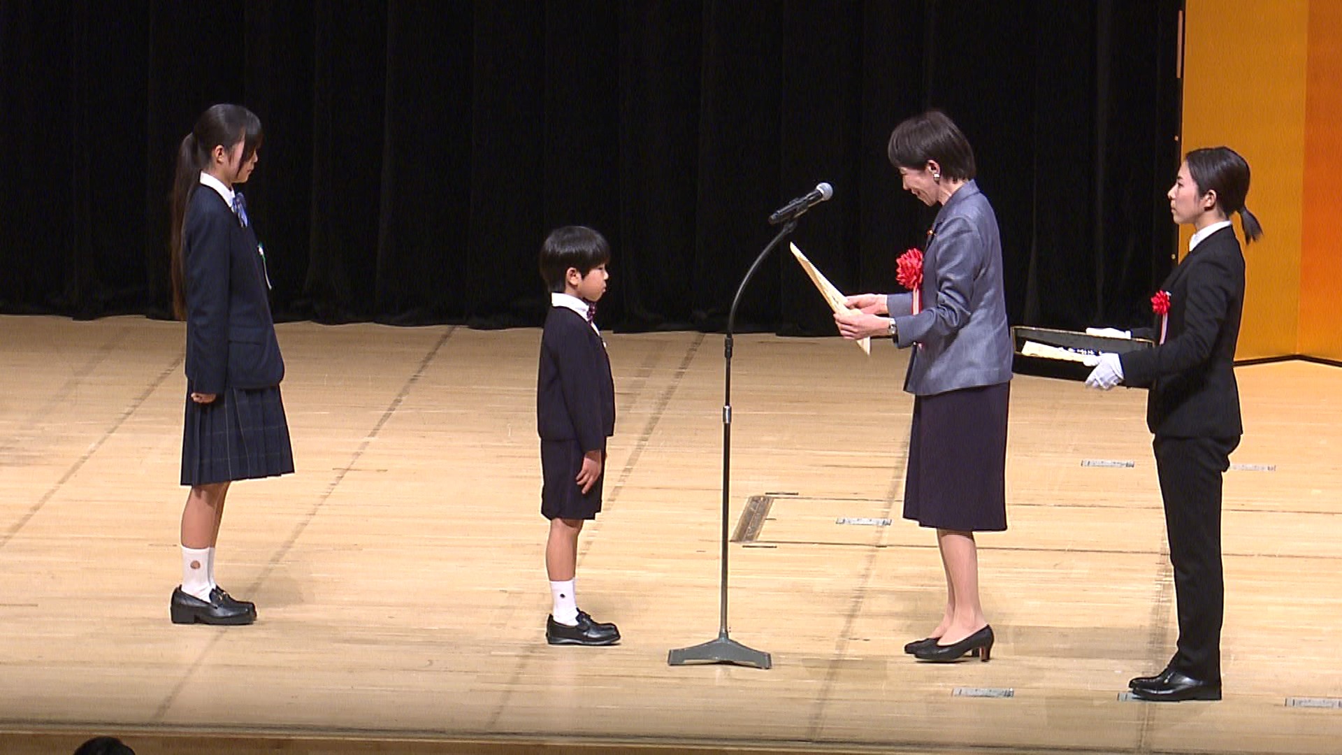 Prime Minister Takaichi presenting awards (1)
