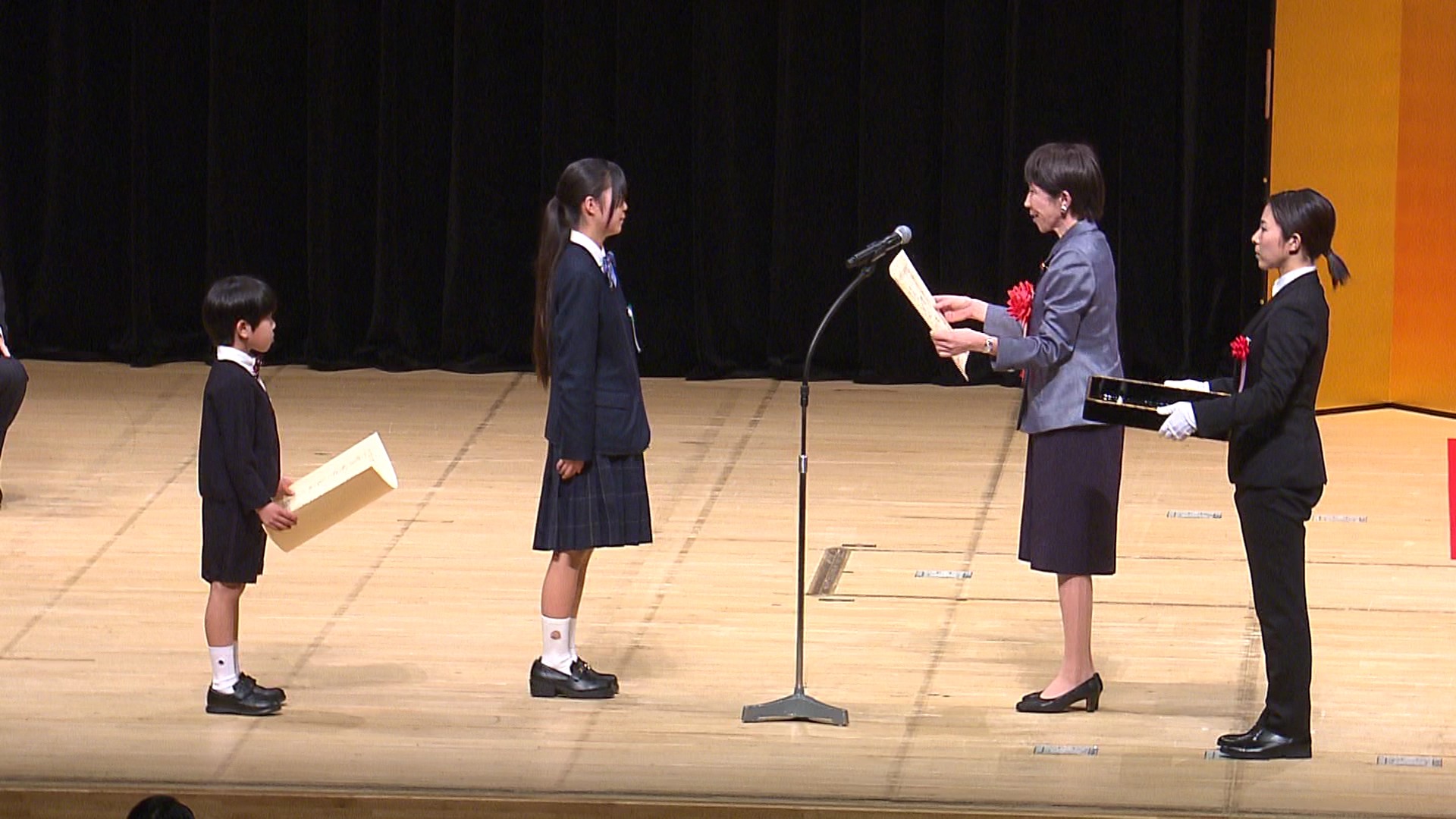 Prime Minister Takaichi presenting awards (2)