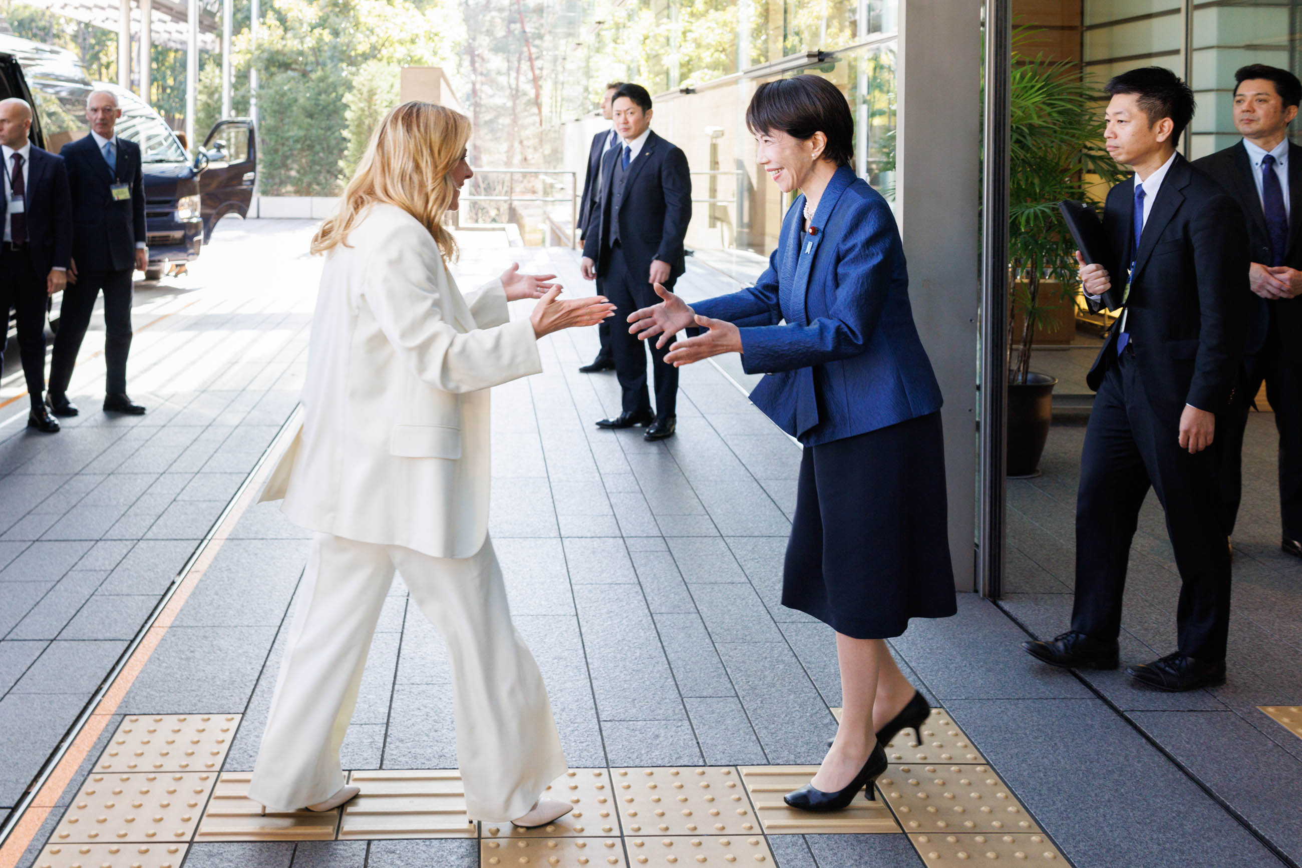 Prime Minister Takaichi welcoming Prime Minister Meloni (1)