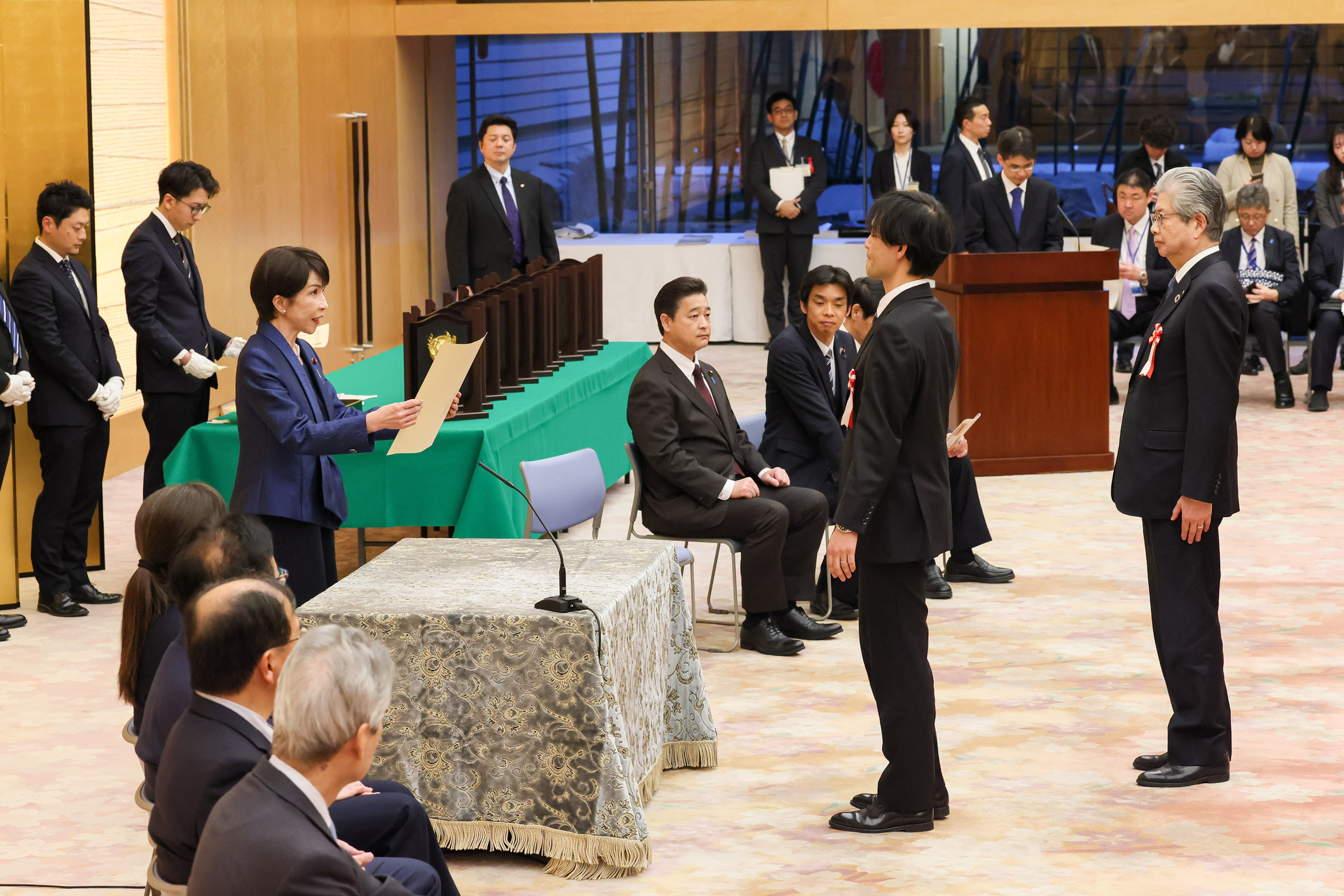 Prime Minister Takaichi presenting a certificate of award (1)